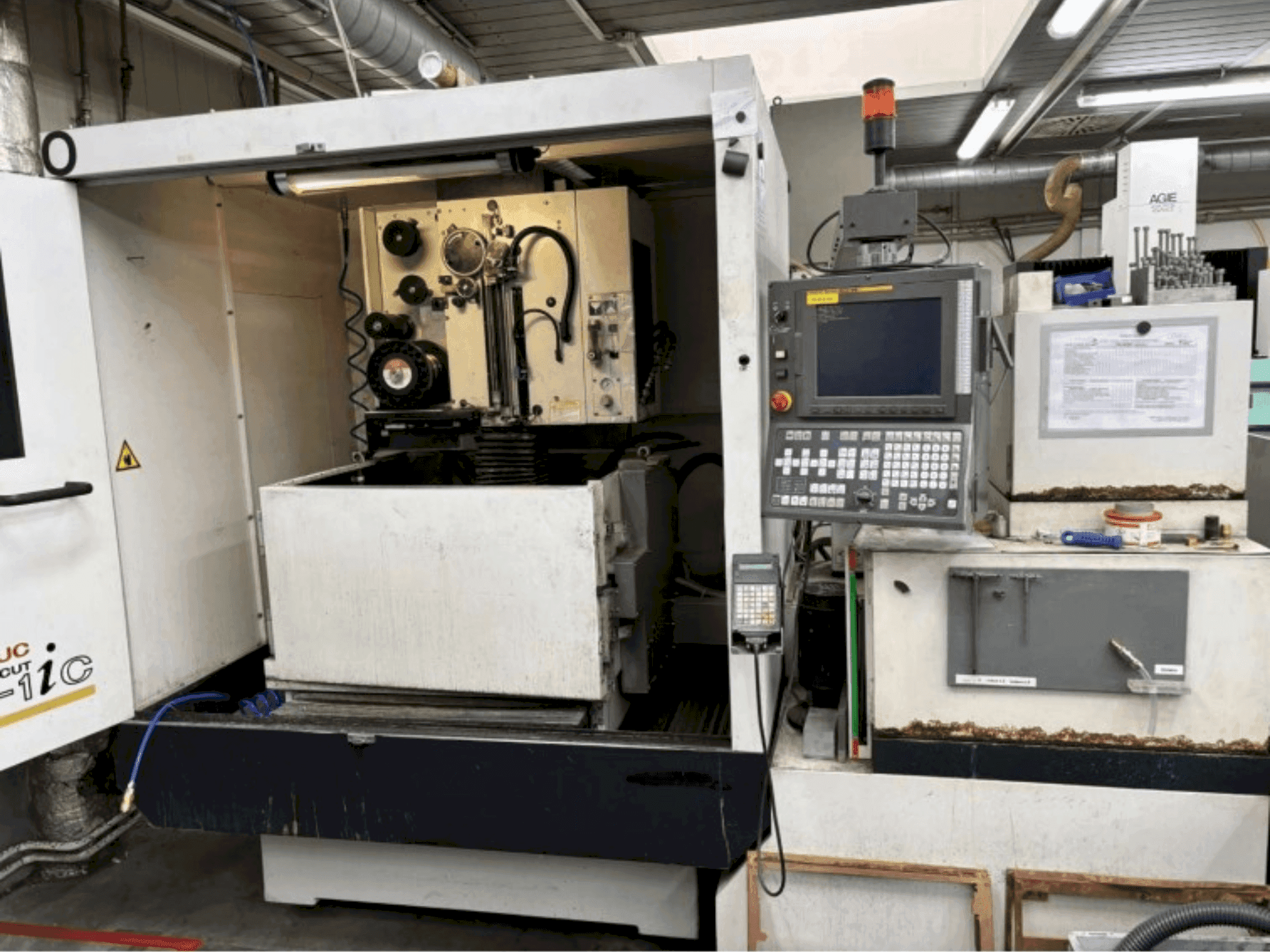 Vooraanzicht van FANUC ROBOCUT alpha-1iC machine