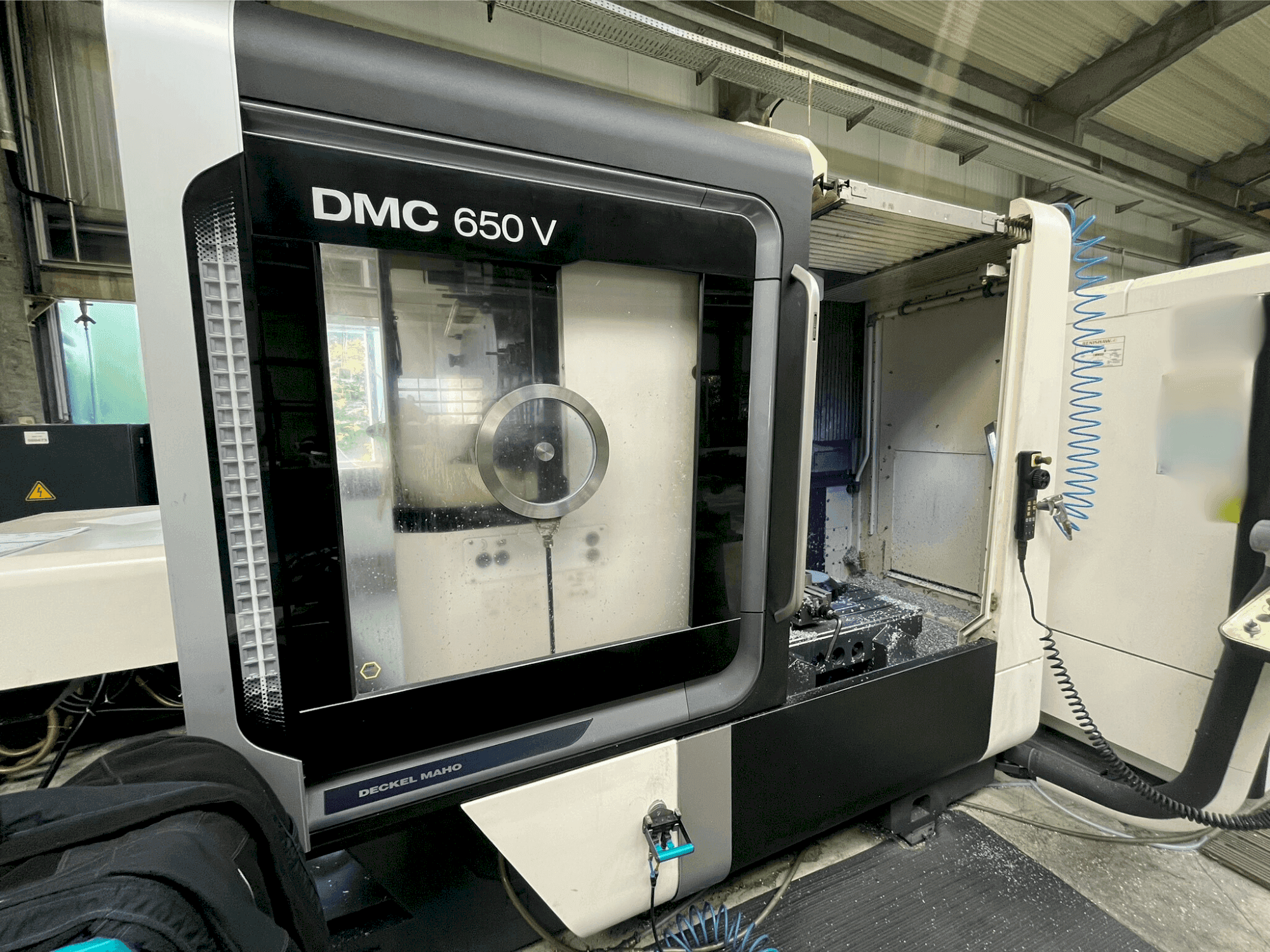 Vooraanzicht van DMG MORI DMC 650 V machine
