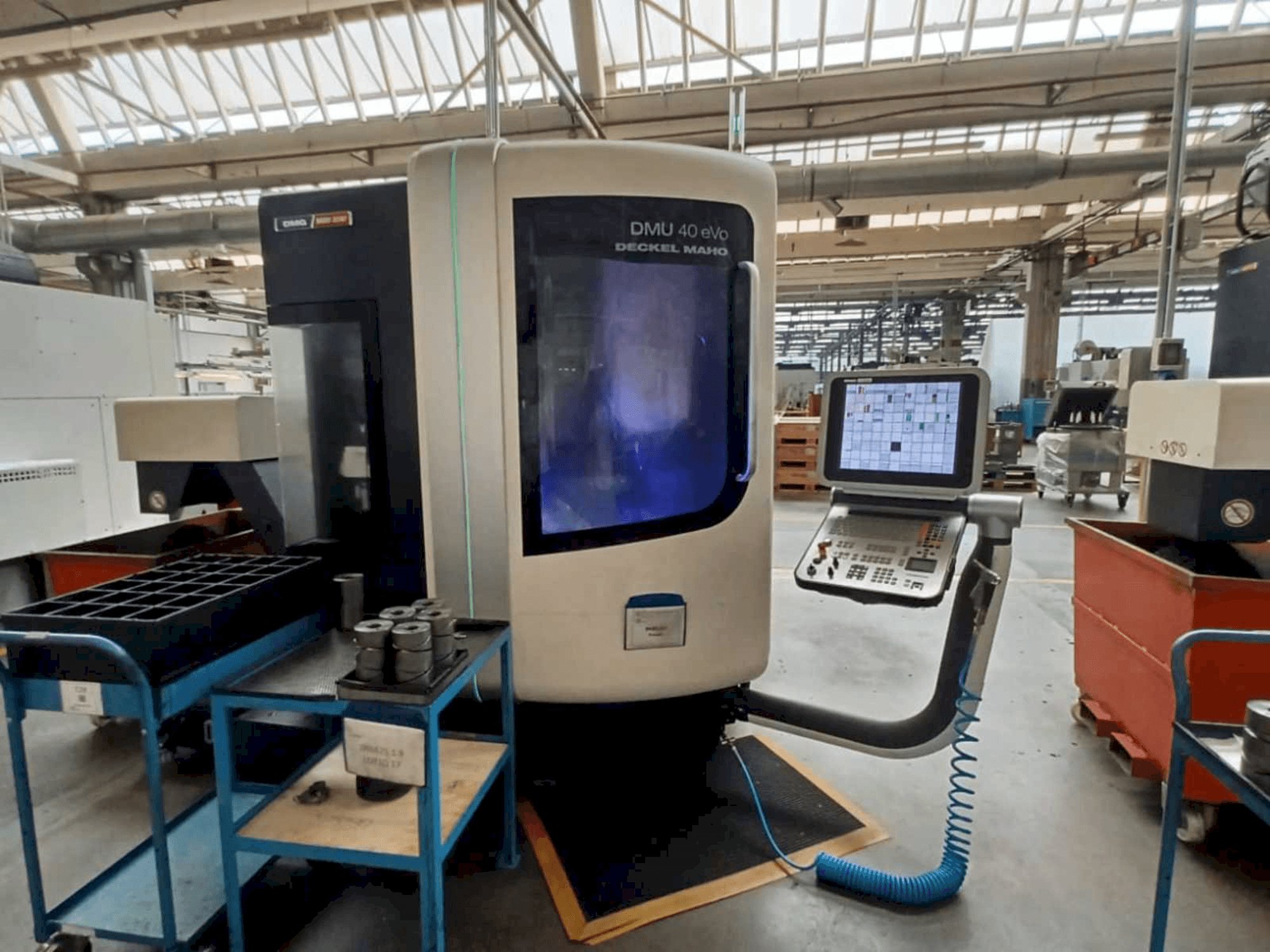 Vooraanzicht van DMG DMU 40 evo machine