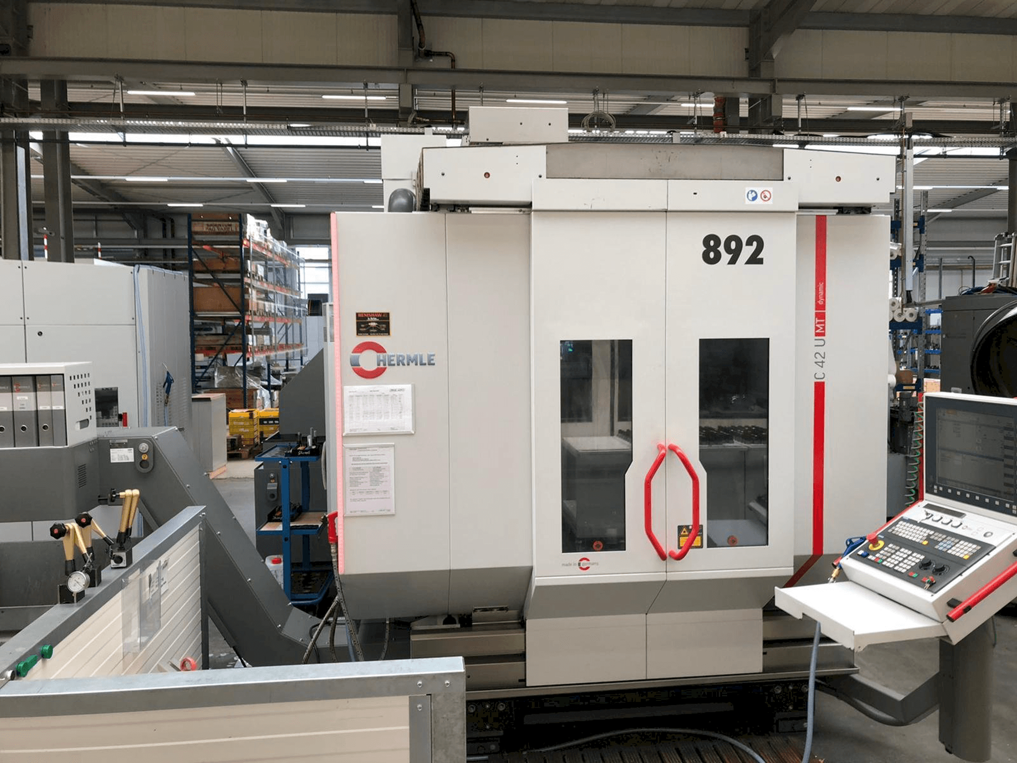 Vooraanzicht van HERMLE C42U MT machine