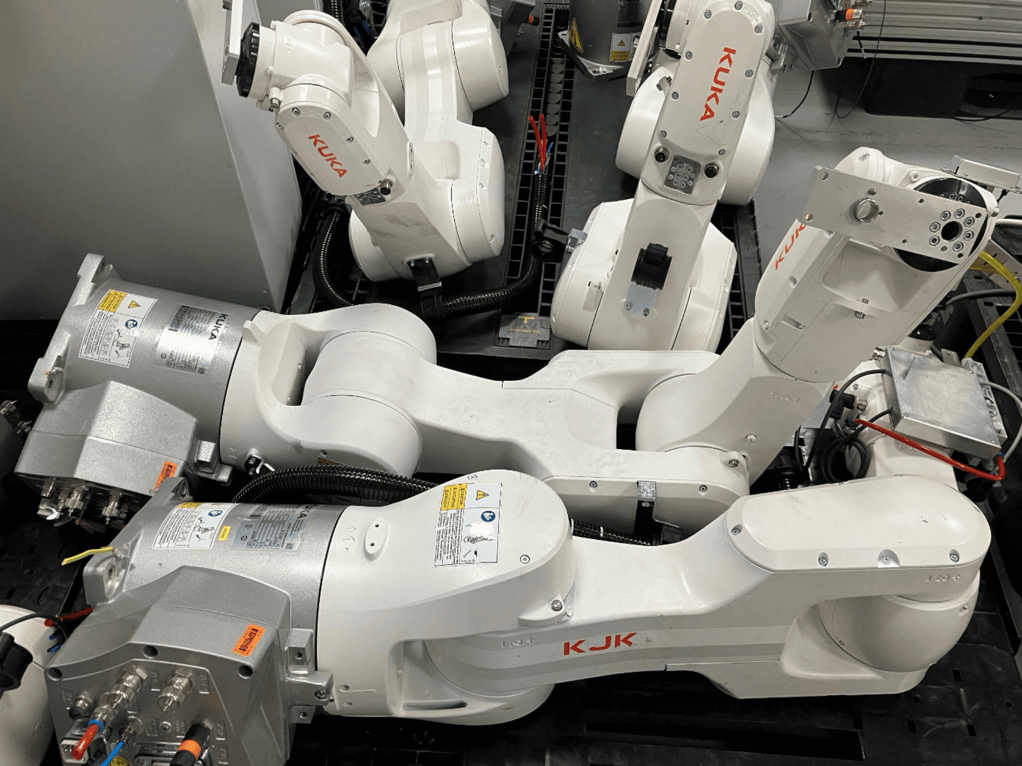 KUKA KR 10 R900 CR robotarm in zijaanzicht, met de gewrichtsstructuur, motoren en bedradingsdetails.