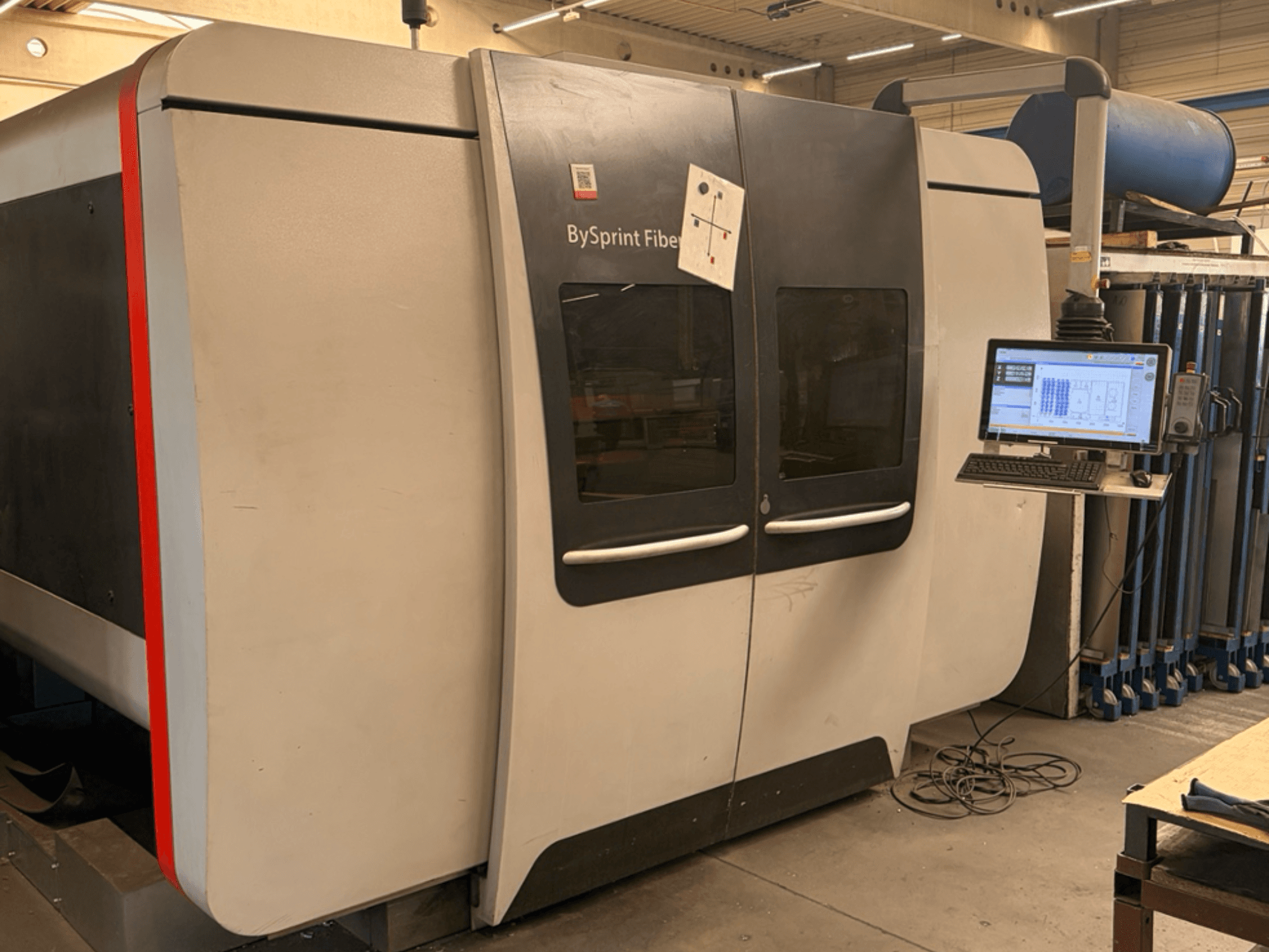 Bystronic BySprint Fiber 3015, vooraanzicht van een fiberlasersnijmachine met touchscreen-bedieningspaneel en industriële opstelling.