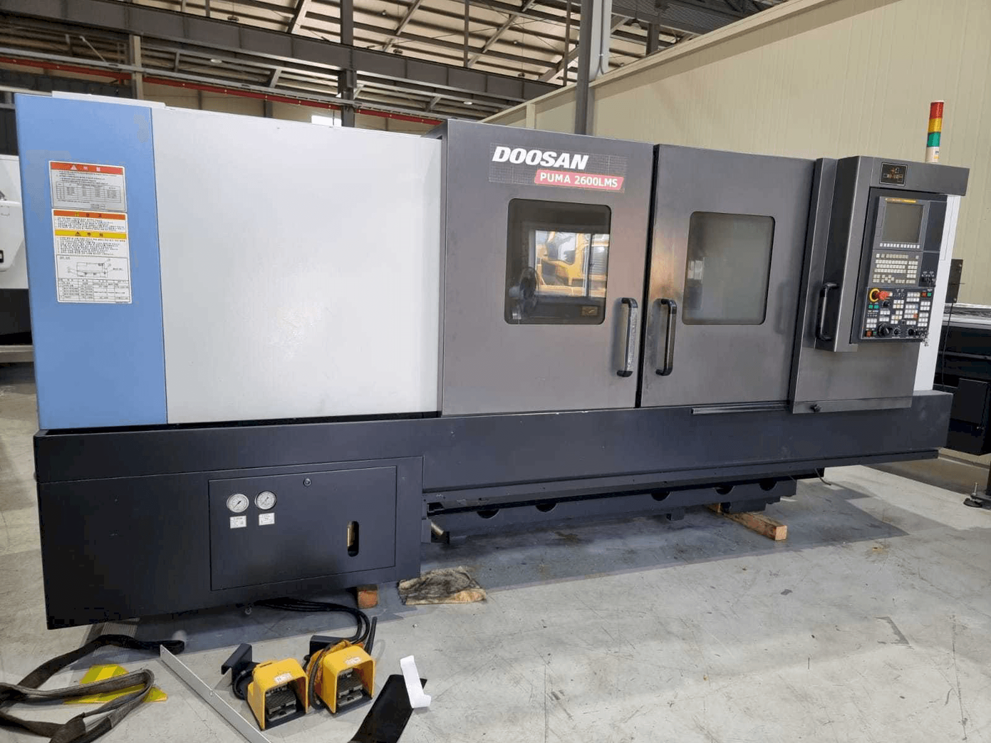 Vooraanzicht van Doosan PUMA 2600LMS machine