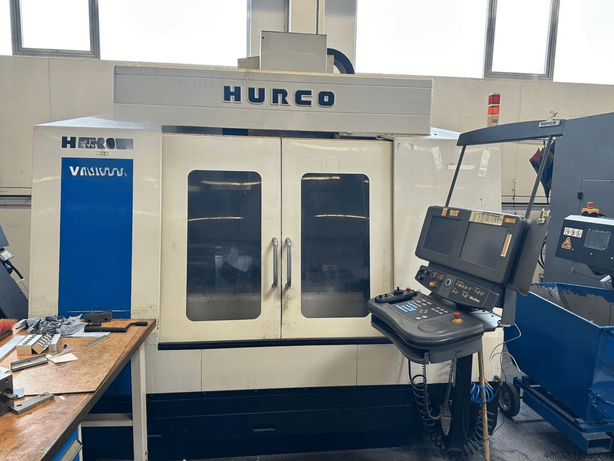 Het verticale bewerkingscentrum Hurco VMX42t, voorzien van een bedieningspaneel en grote kijkvensters, afgebeeld in een werkplaatsomgeving.