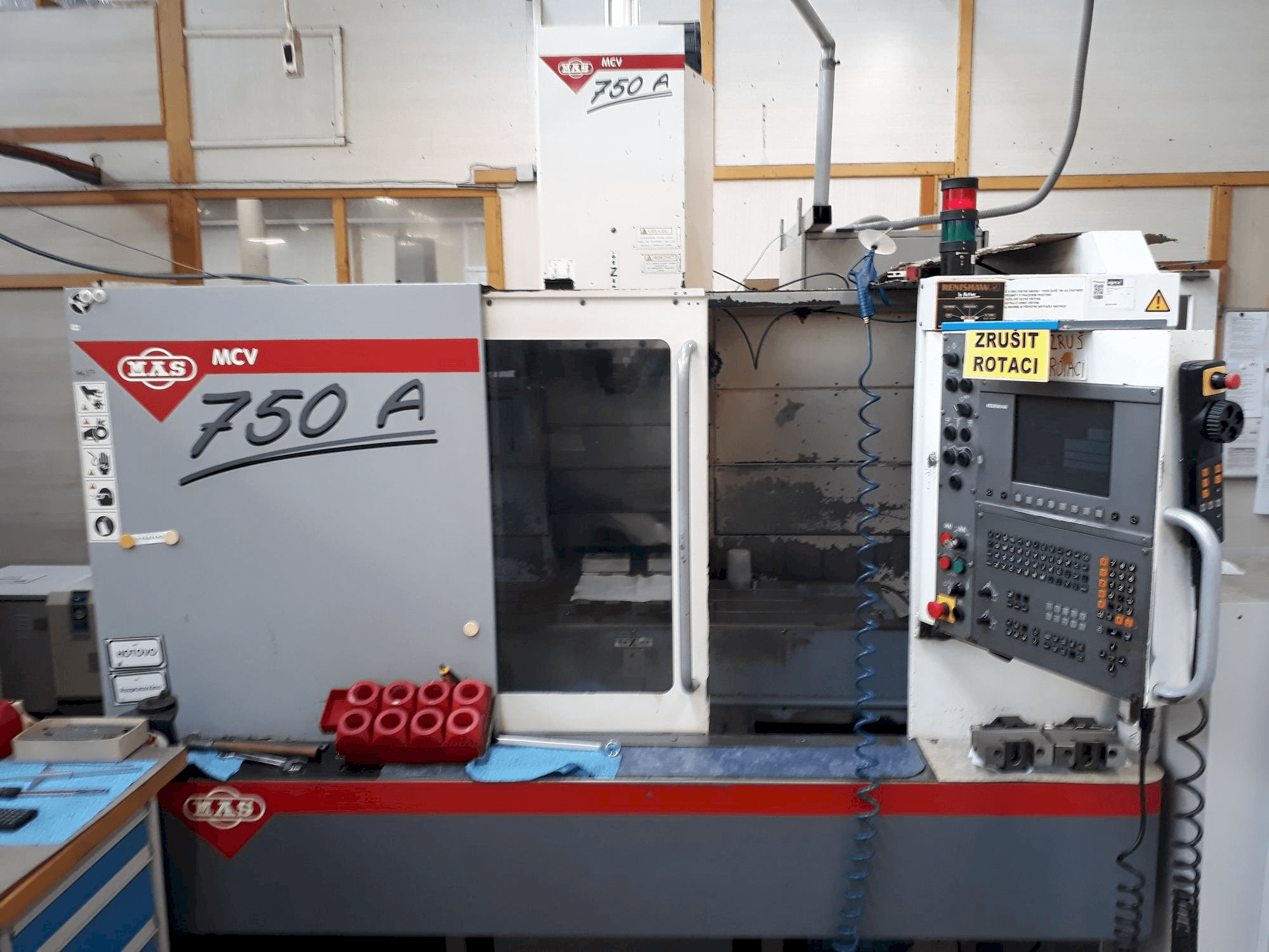 Vooraanzicht van KOVOSVIT MAS MCV 750A machine