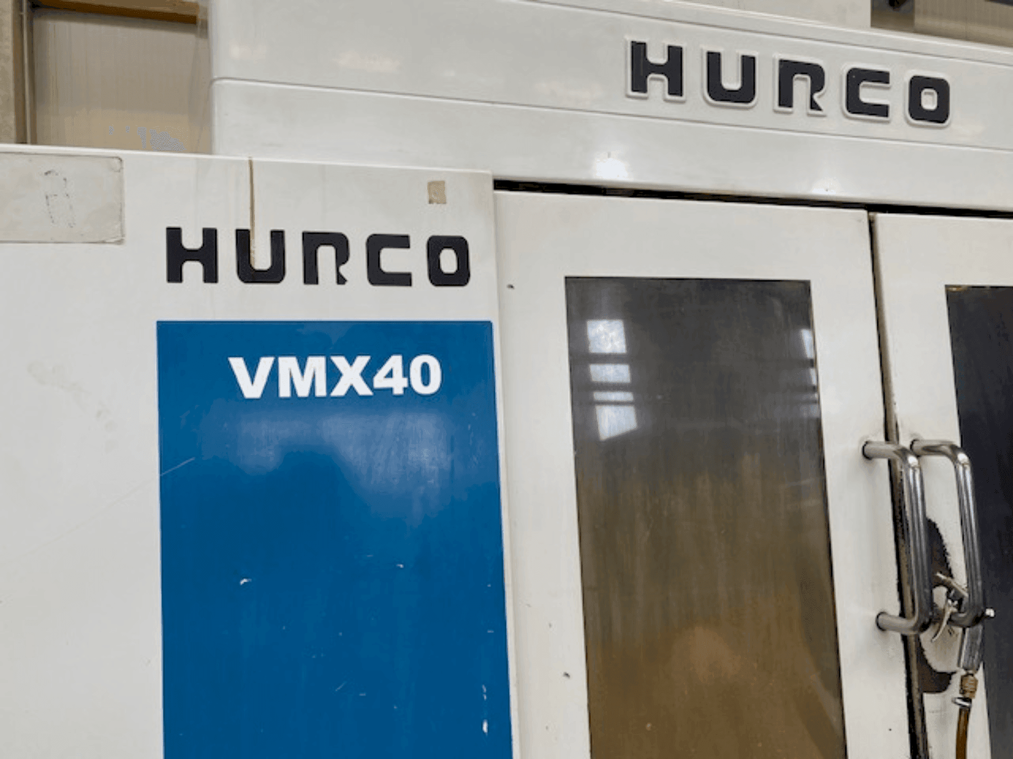 Vooraanzicht van Hurco VMX 40 machine