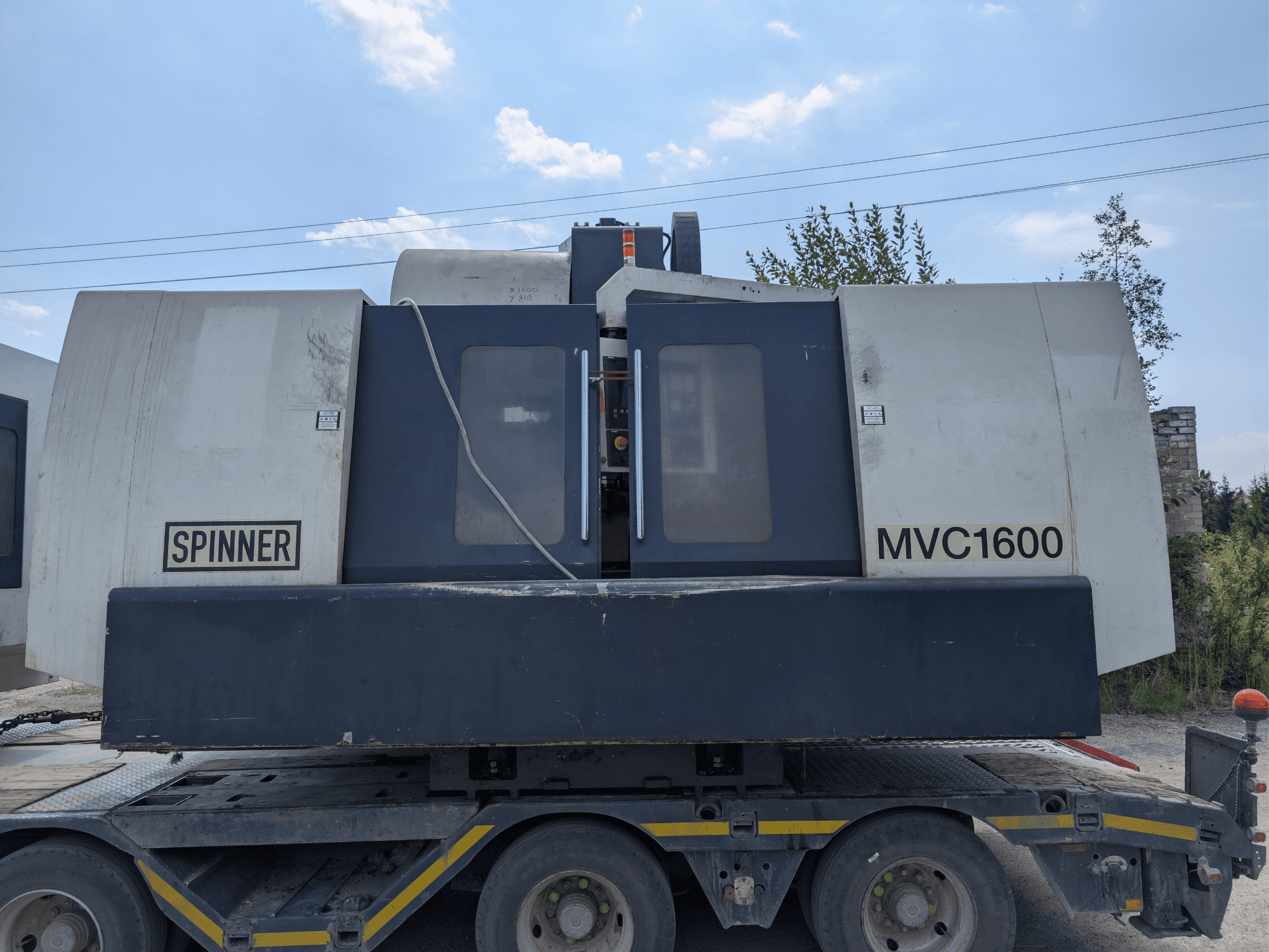 SPINNER MVC 1600 verticaal bewerkingscentrum, vooraanzicht op een vrachtwagen, met zichtbare merknaam en groot bewerkingsgebied.