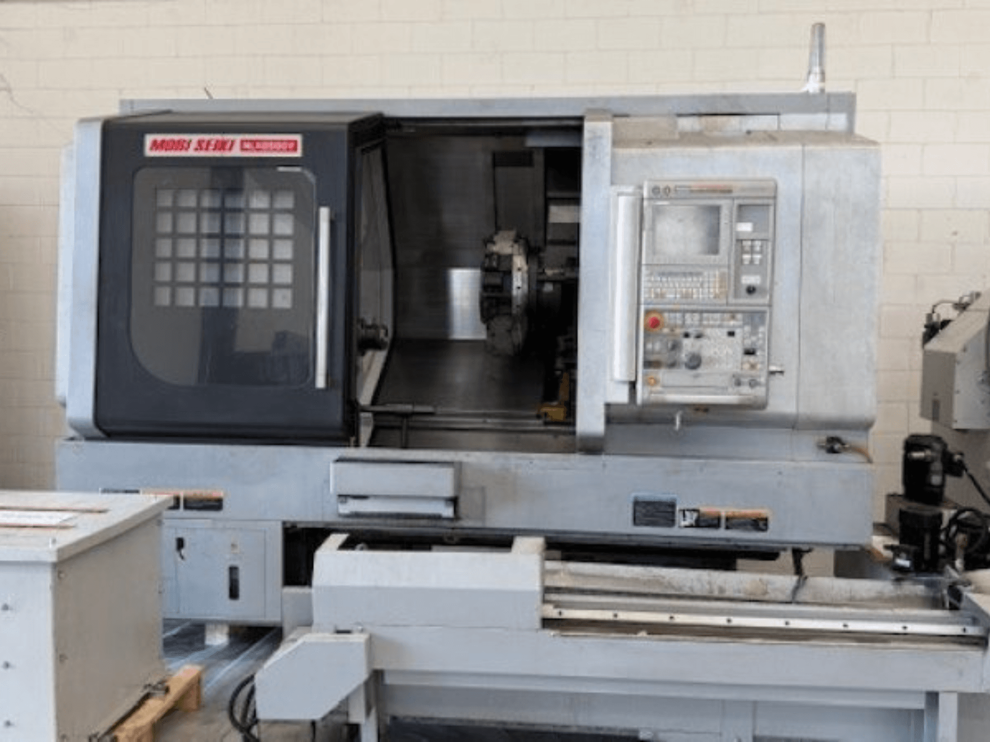MORI SEIKI NLX 2500Y horizontale draaimachine, vooraanzicht, met het bedieningspaneel en het werkgebied.