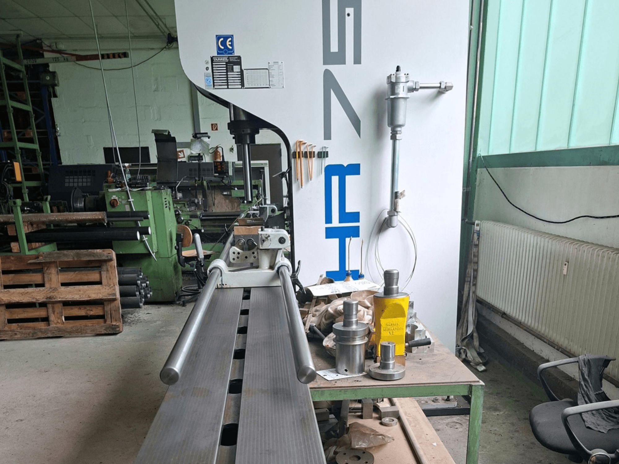 Dunkes HR75-metaalpers in de werkplaats, zijaanzicht met het profiel en het gereedschap eromheen op de werkbank.