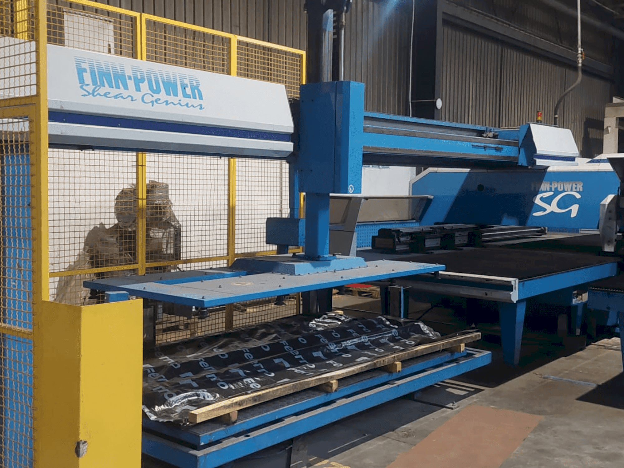 Vooraanzicht van Finn-Power Shear Genius TRS 6 SBU machine