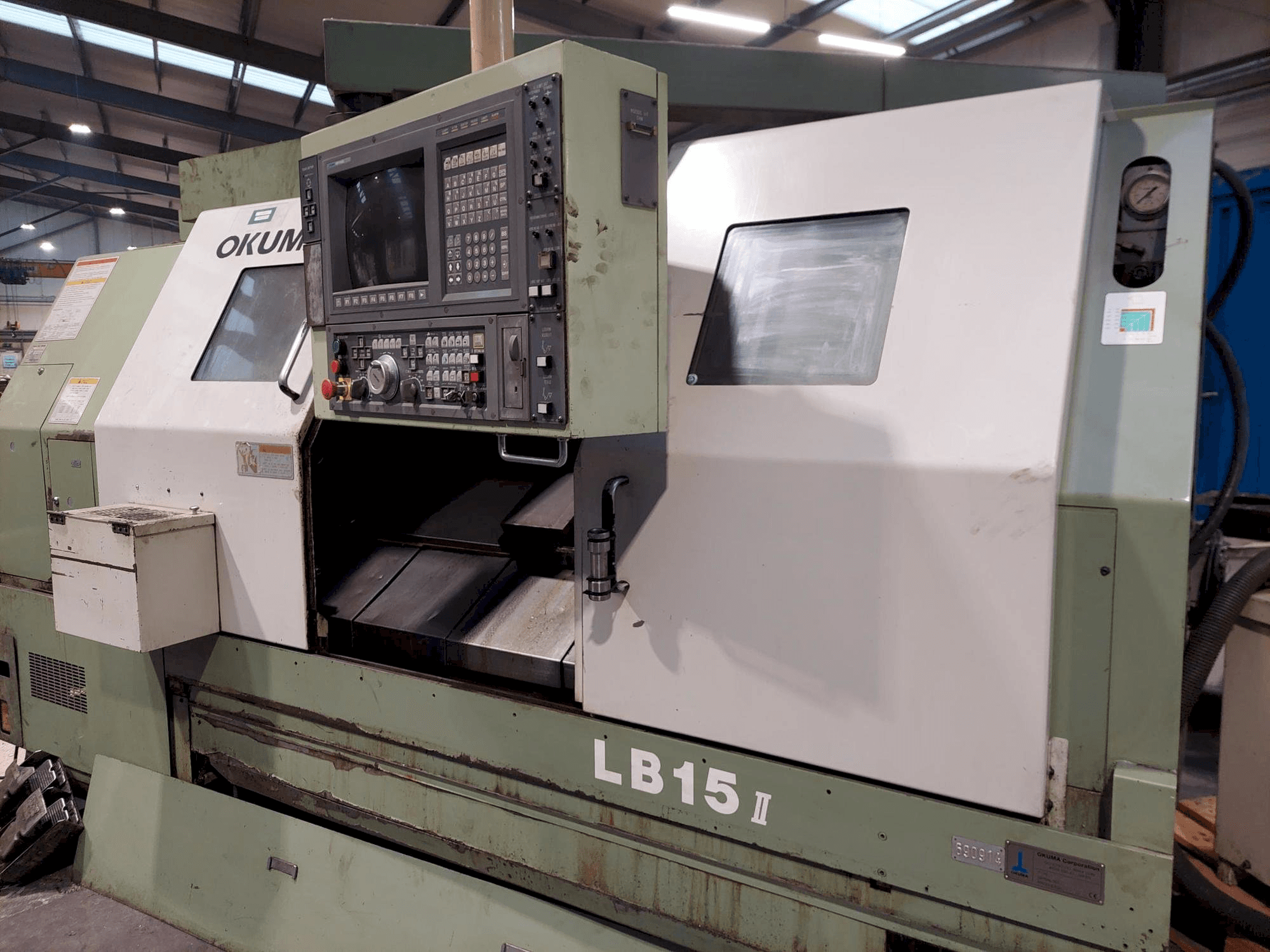 Vooraanzicht van Okuma LB15 machine