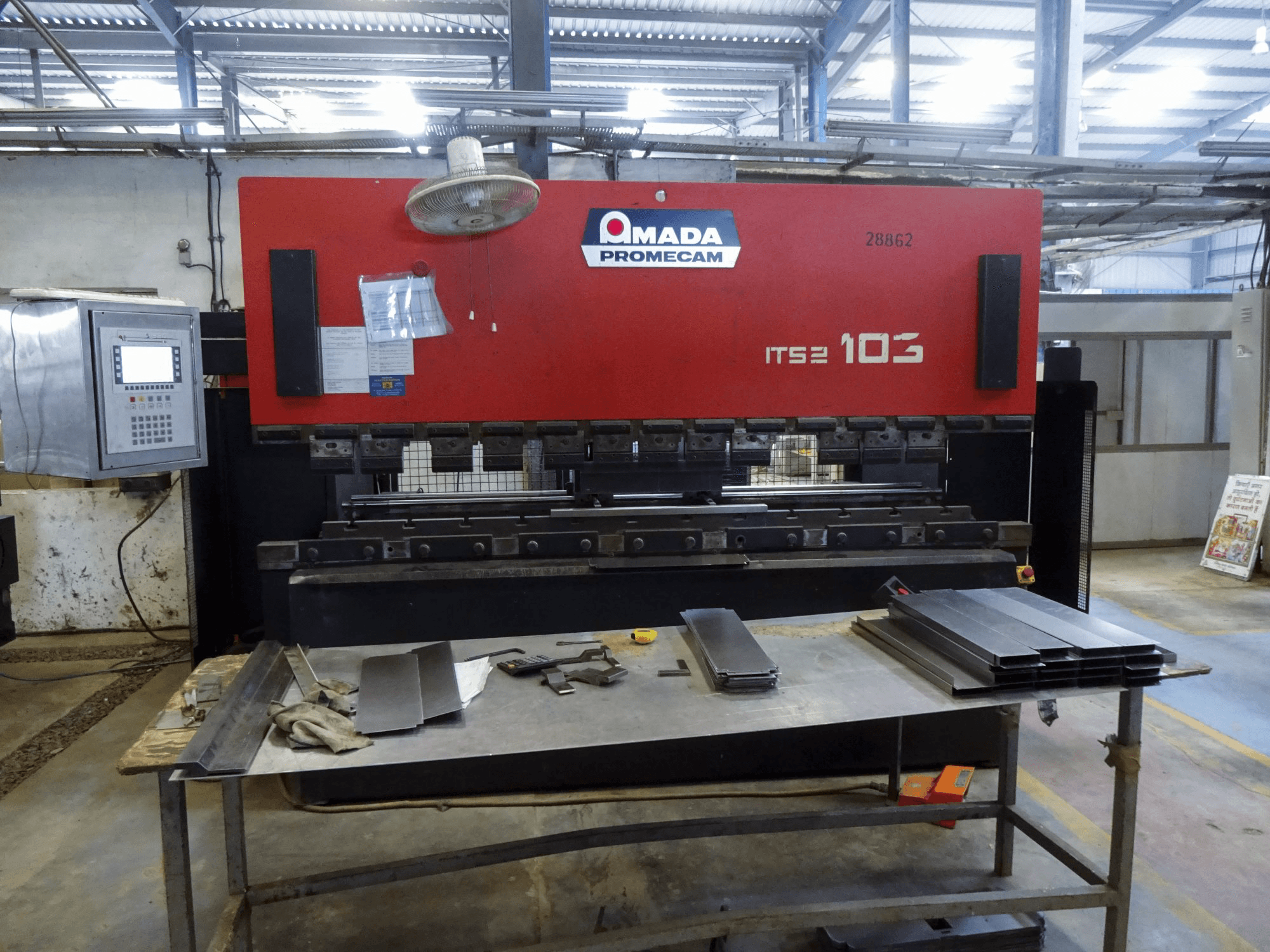 Vooraanzicht van AMADA IT S2 103 machine