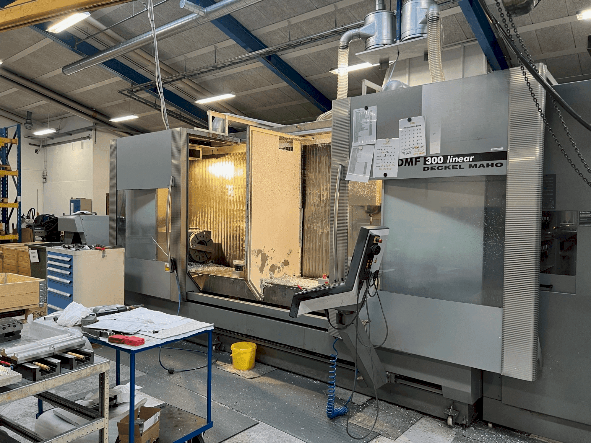 Vooraanzicht van DMG DECKEL MAHO DMF 300 machine