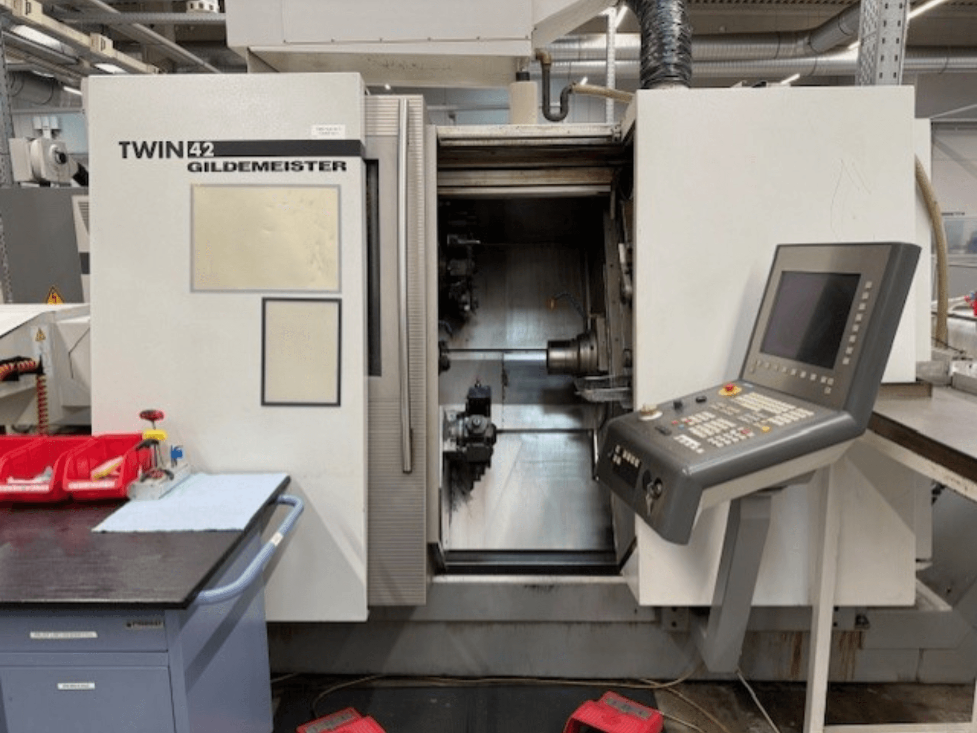Gildemeister TWIN 42 horizontale draaimachine; vooraanzicht met bedieningspaneel en open spilkamer.