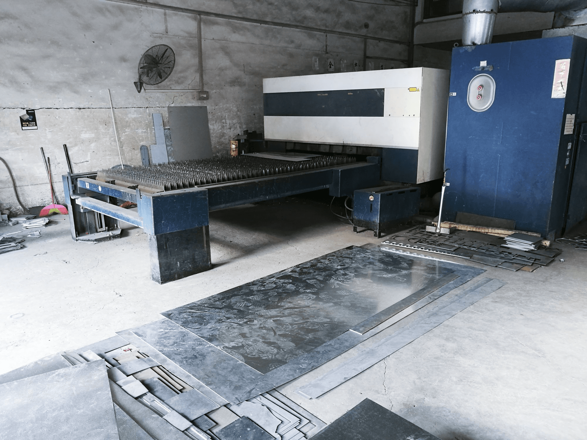 Recht aanzicht 1 van Trumpf TruLaser 3030 machine
