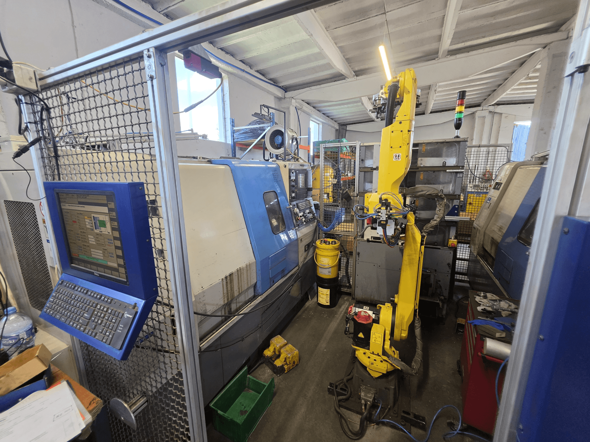 Hyundai HIT-200C horizontale draaibank met FANUC M-20iA-robot, vooraanzicht met weergave van de bedieningsinterface en de opstelling van de machine.