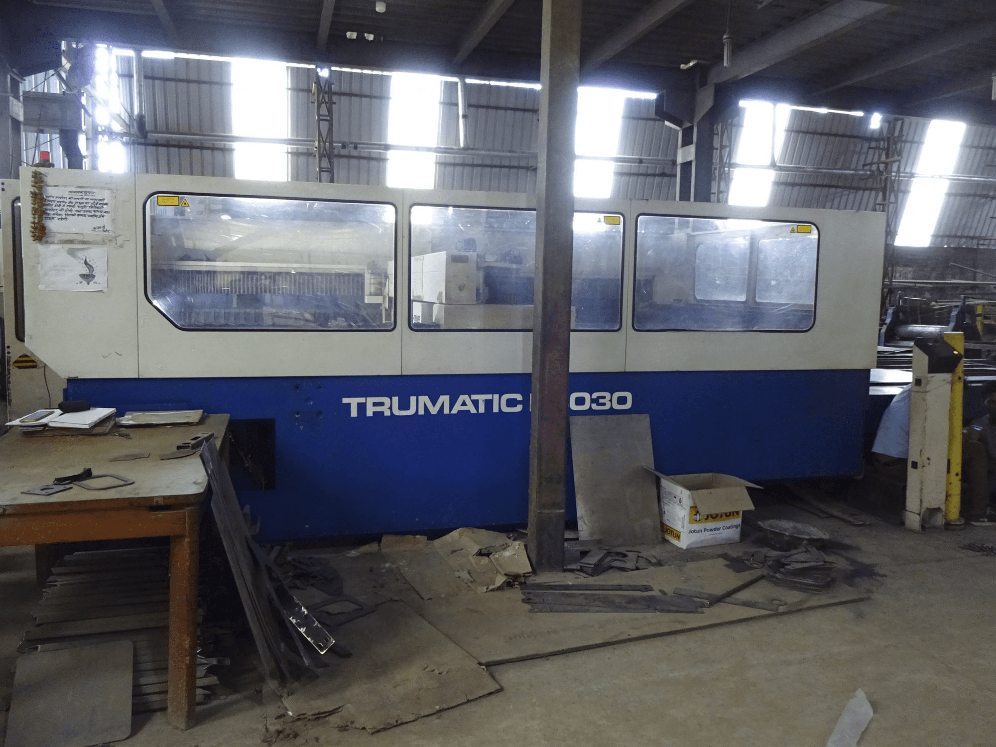 Vooraanzicht van Trumpf Trumatic L3030 machine