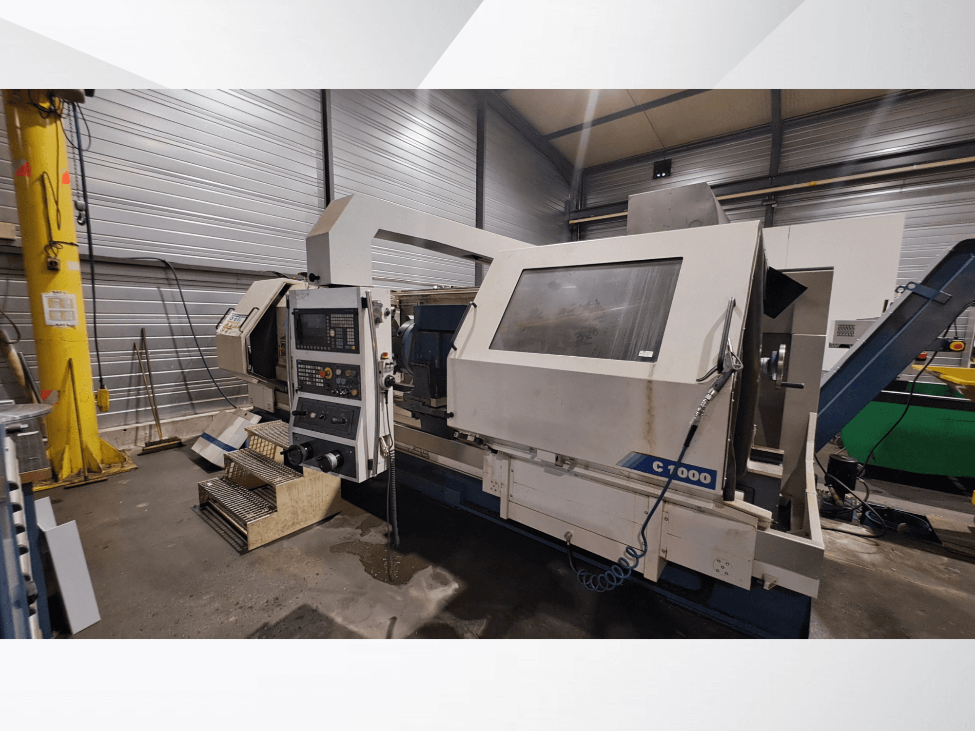 Romi C1000 horizontale draaimachine in een werkplaats, met het bedieningspaneel, de spindel en de operationele componenten in zijaanzicht.