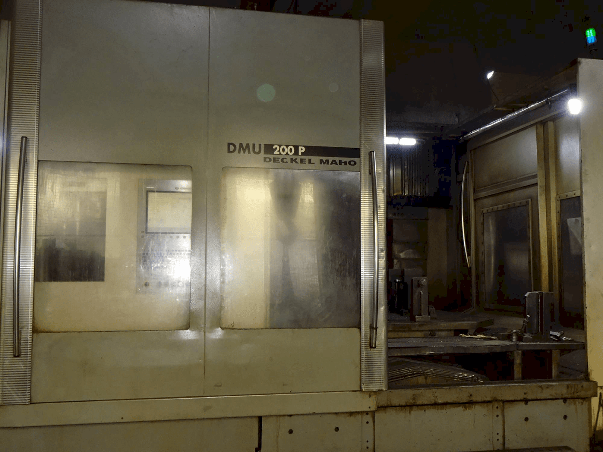 Vooraanzicht van DECKEL MAHO DMU 200P machine