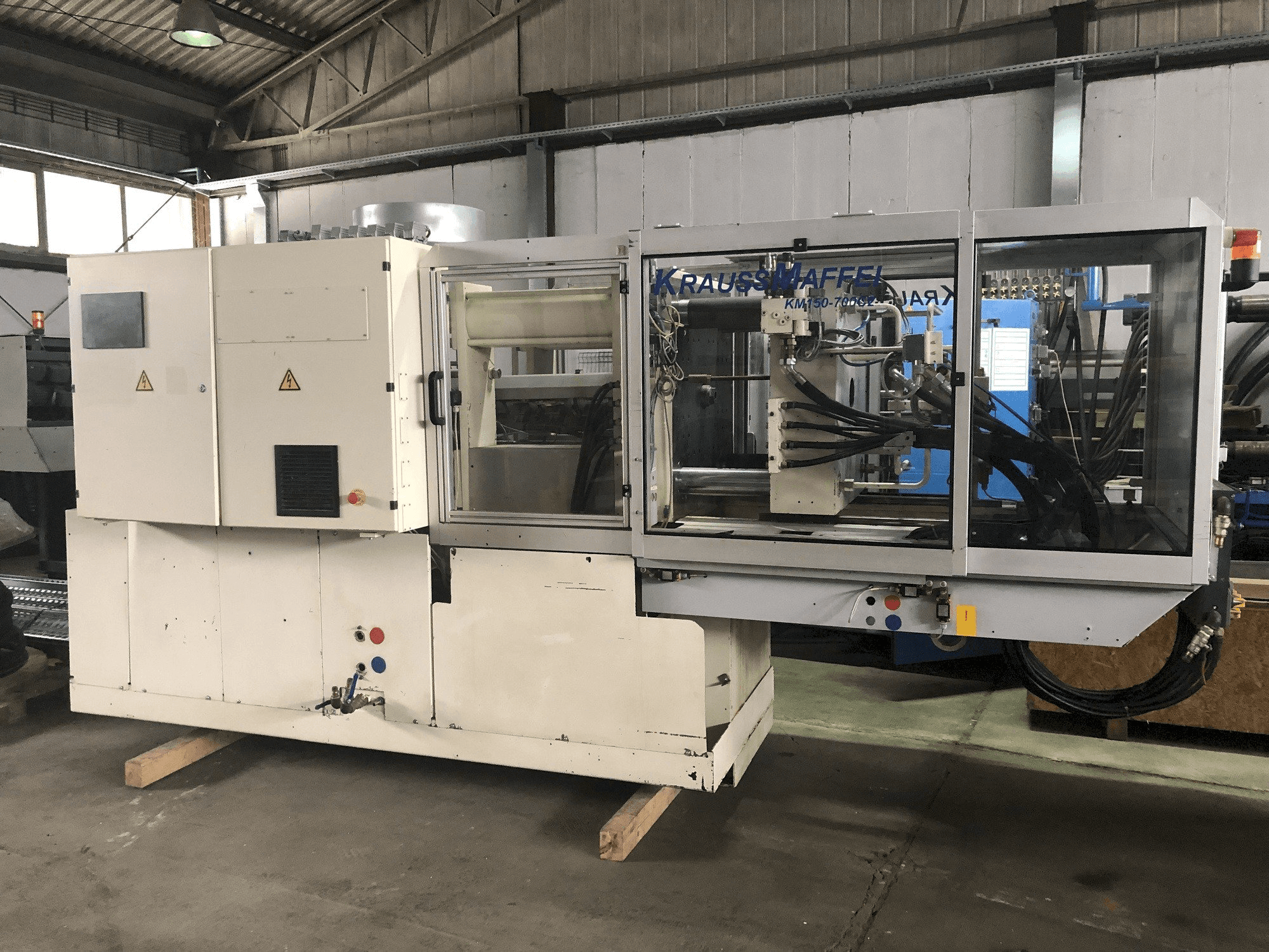 Vooraanzicht van Krauss Maffei 150-700 C2 machine