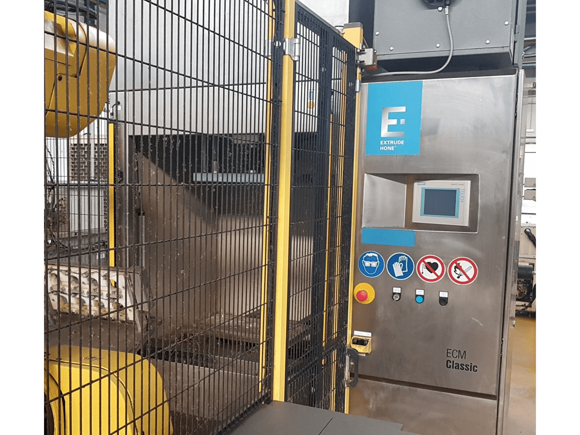 Vooraanzicht van Extrude Hone Classic 1A-450-43-P-M machine