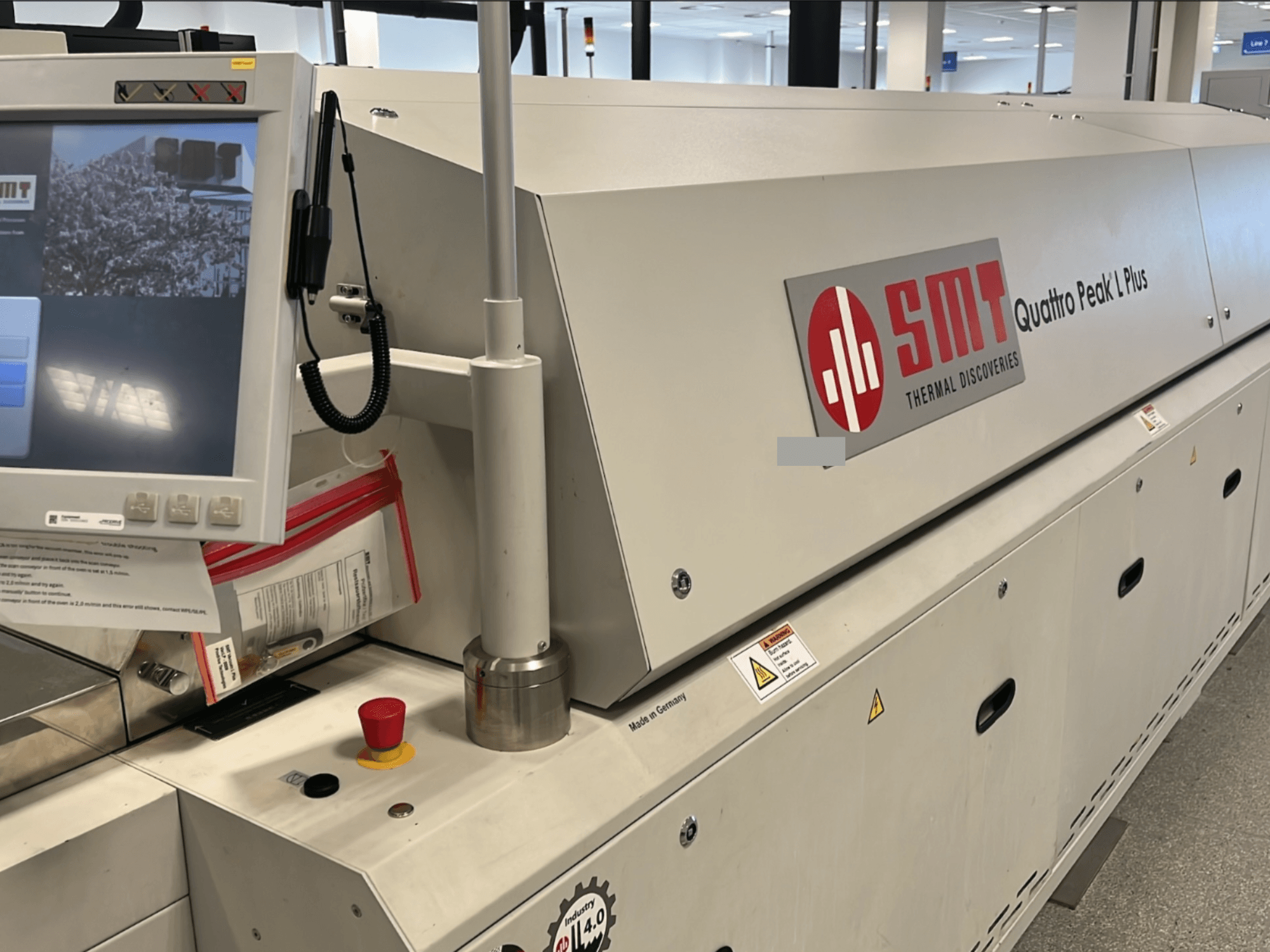 SMT Quattro Peak L Plus machinegereedschap, vooraanzicht, met duidelijk zichtbaar bedieningspaneel, veiligheidsknoppen en merkopdruk.