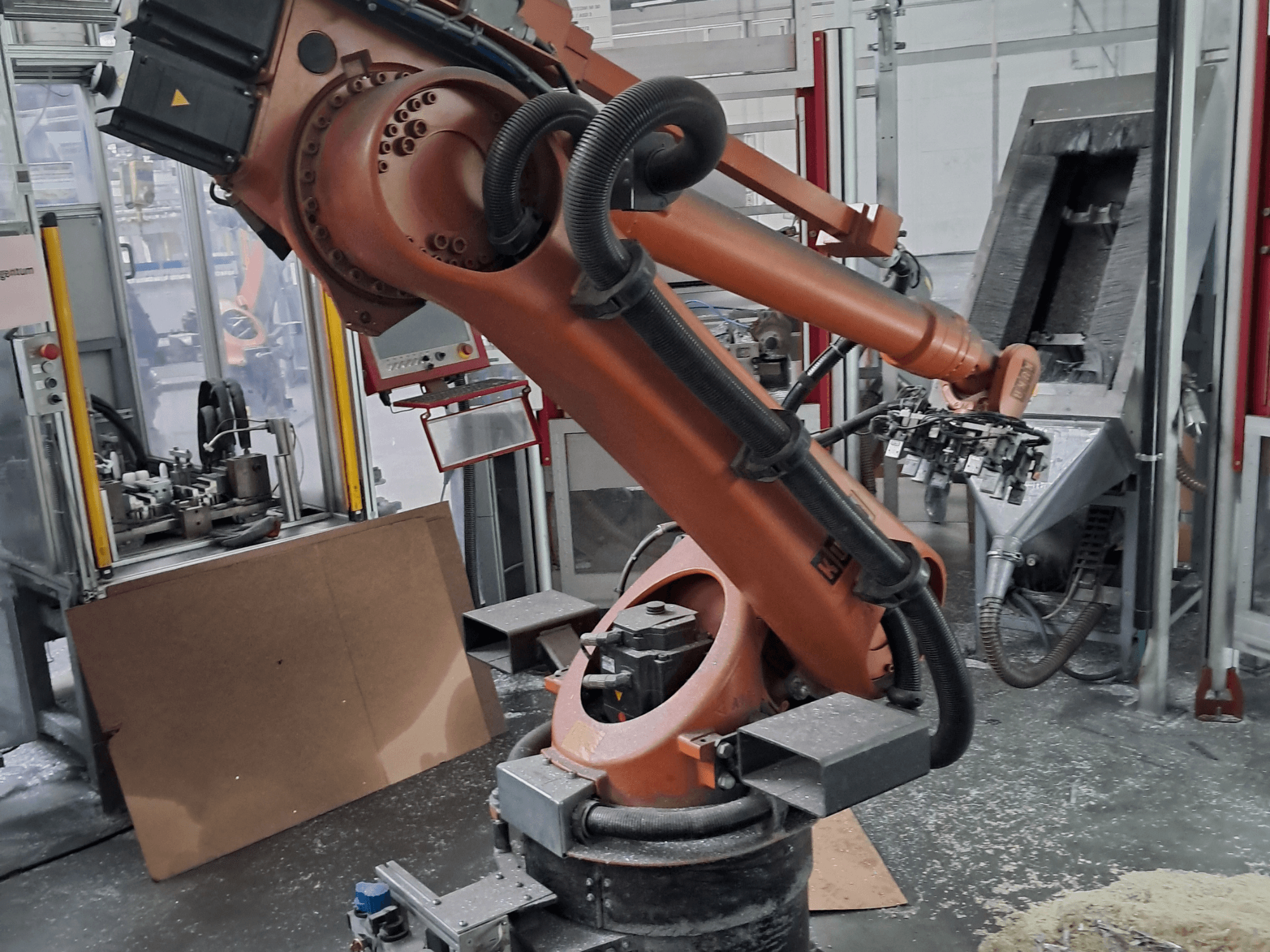 KUKA KR 30 L 16-2-robotarm in een werkplaats, gezien van voren. Met scharniergewrichten en een industriële werkruimte op de achtergrond.