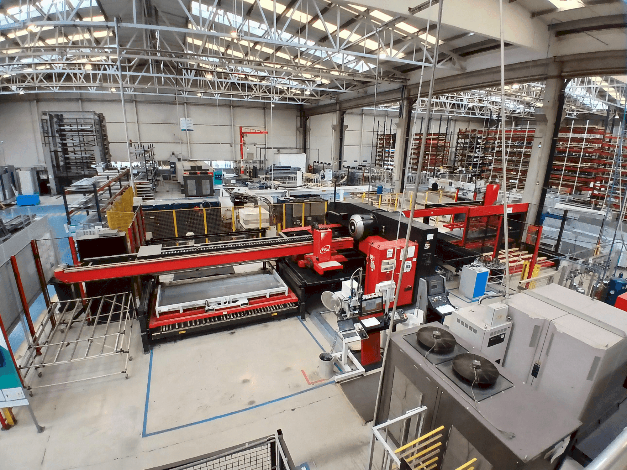 Vooraanzicht van AMADA EMZ 3612 M2 machine