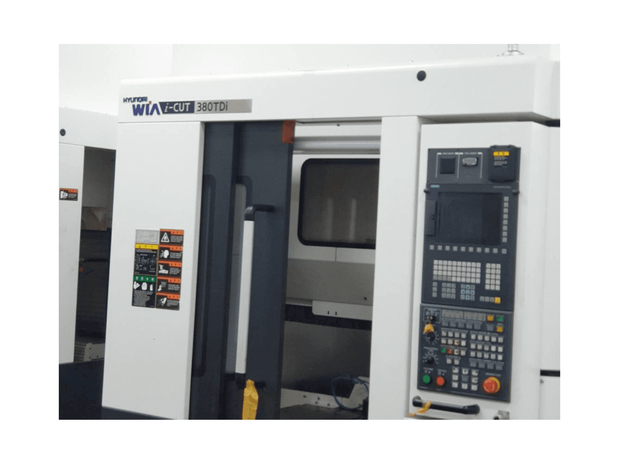 Vooraanzicht van Hyundai Wia i-CUT380TDi machine