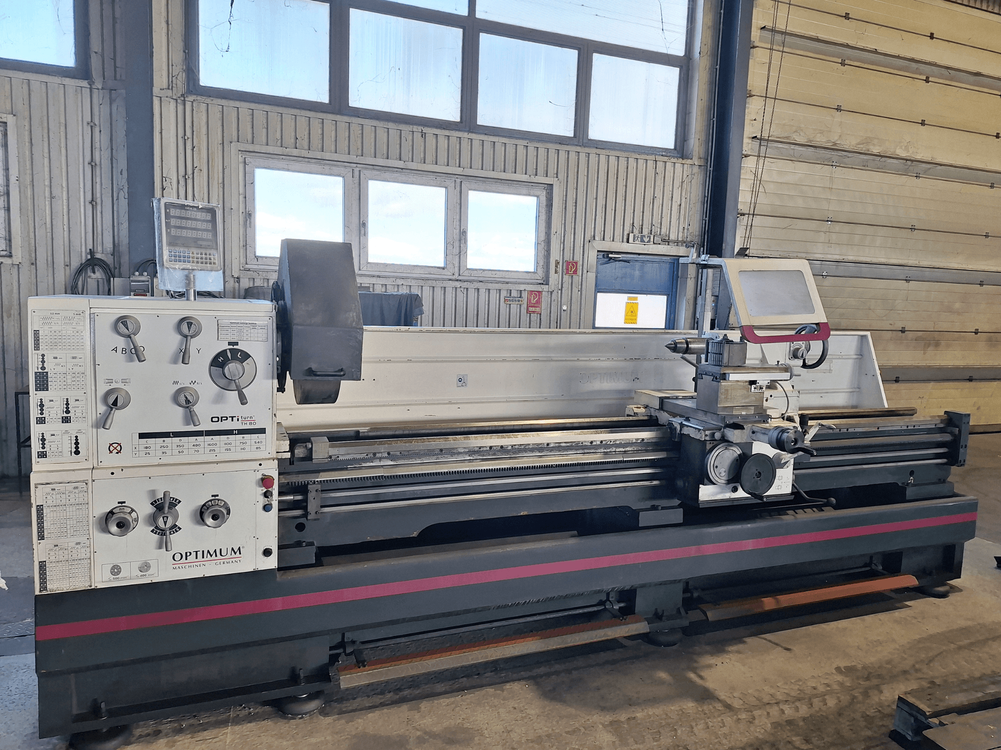 Optimum OptiTurn TH 8030D horizontale draaimachine in zijaanzicht, met bedieningspaneel, gereedschaphouder en stevige voet.