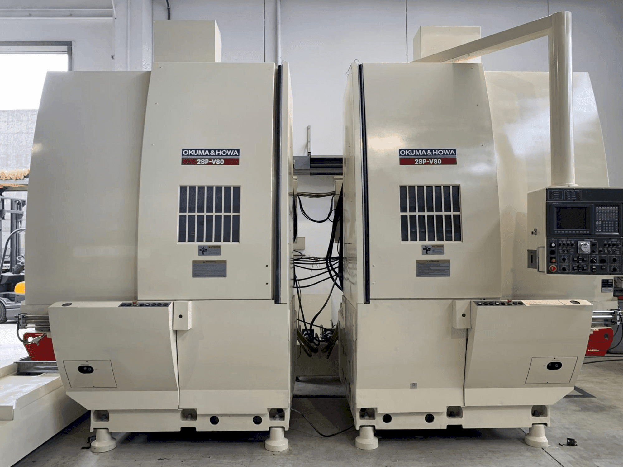 Vooraanzicht van Okuma 2SP-V80 machine