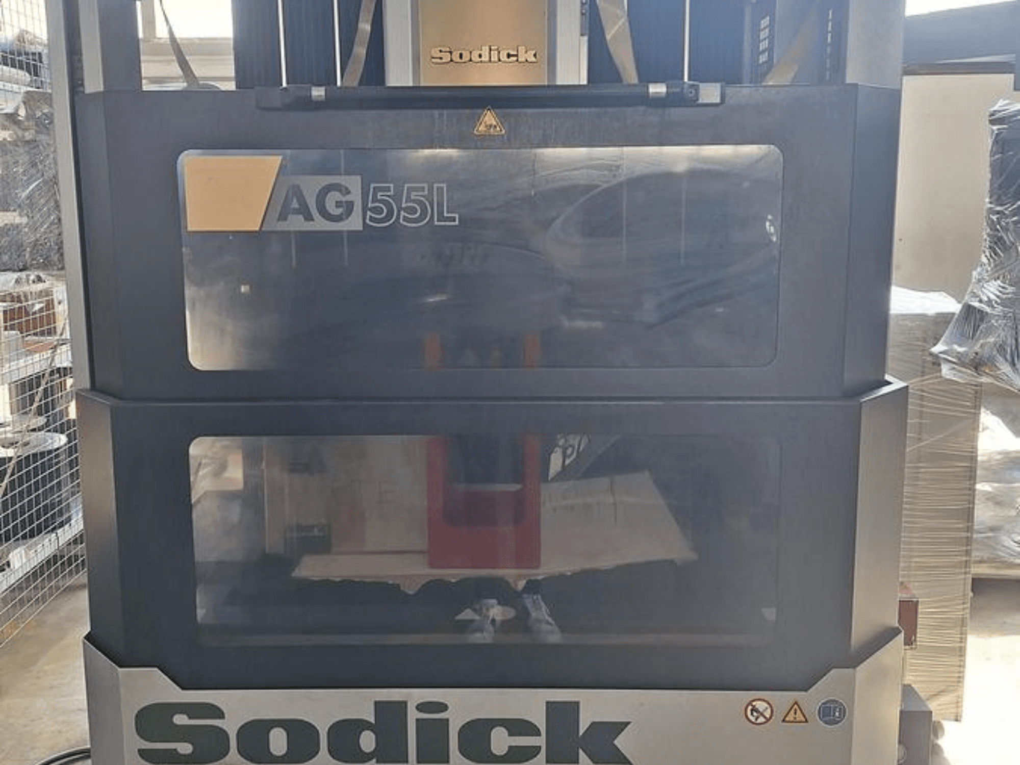 Sodick AG 55L zinkvonkmachine, vooraanzicht met bedieningselementen zichtbaar door transparante panelen, die de werkruimte binnenin tonen.