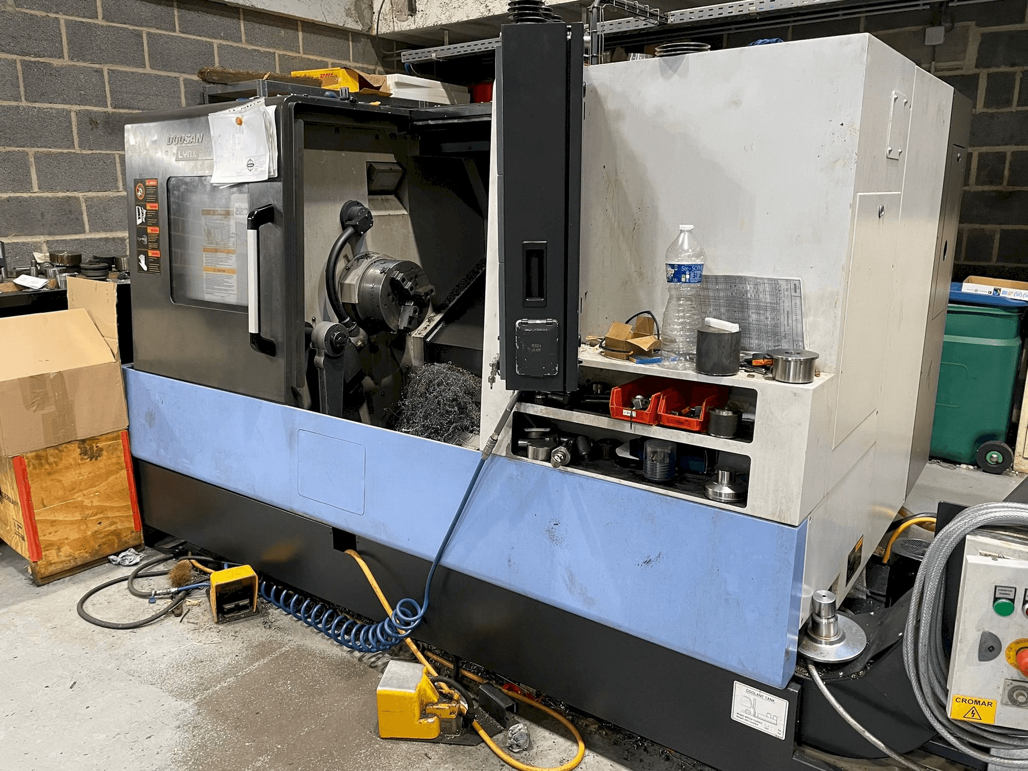 Vooraanzicht van Doosan LYNX 300 machine