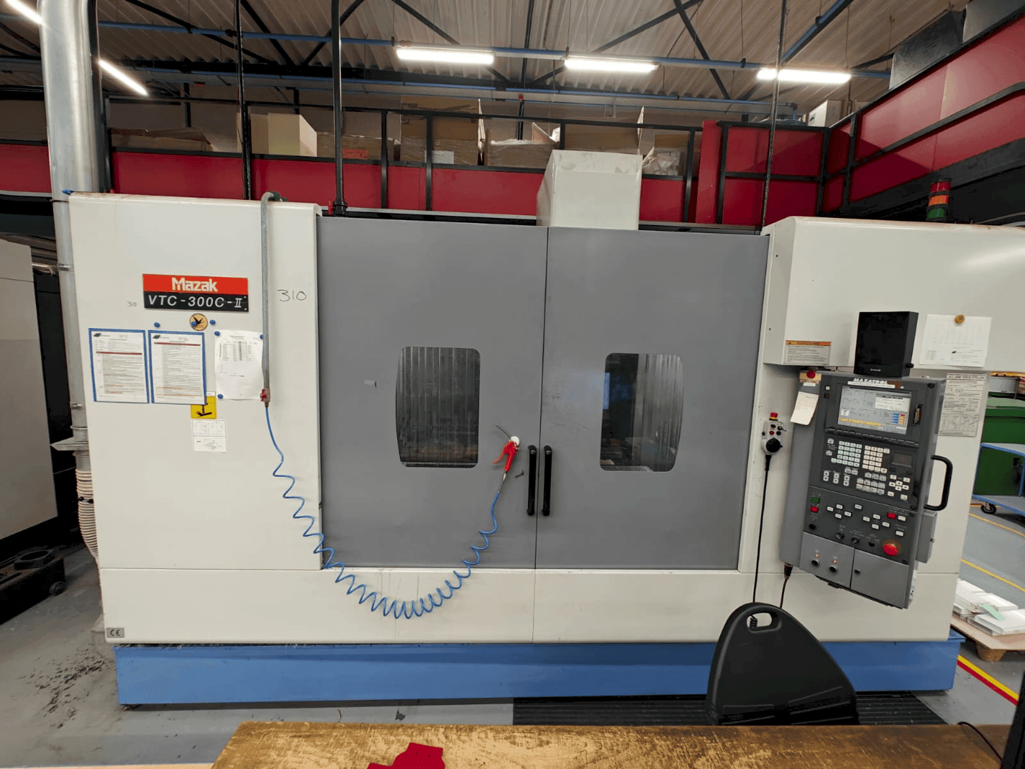 Vooraanzicht van Mazak VTC-300C machine