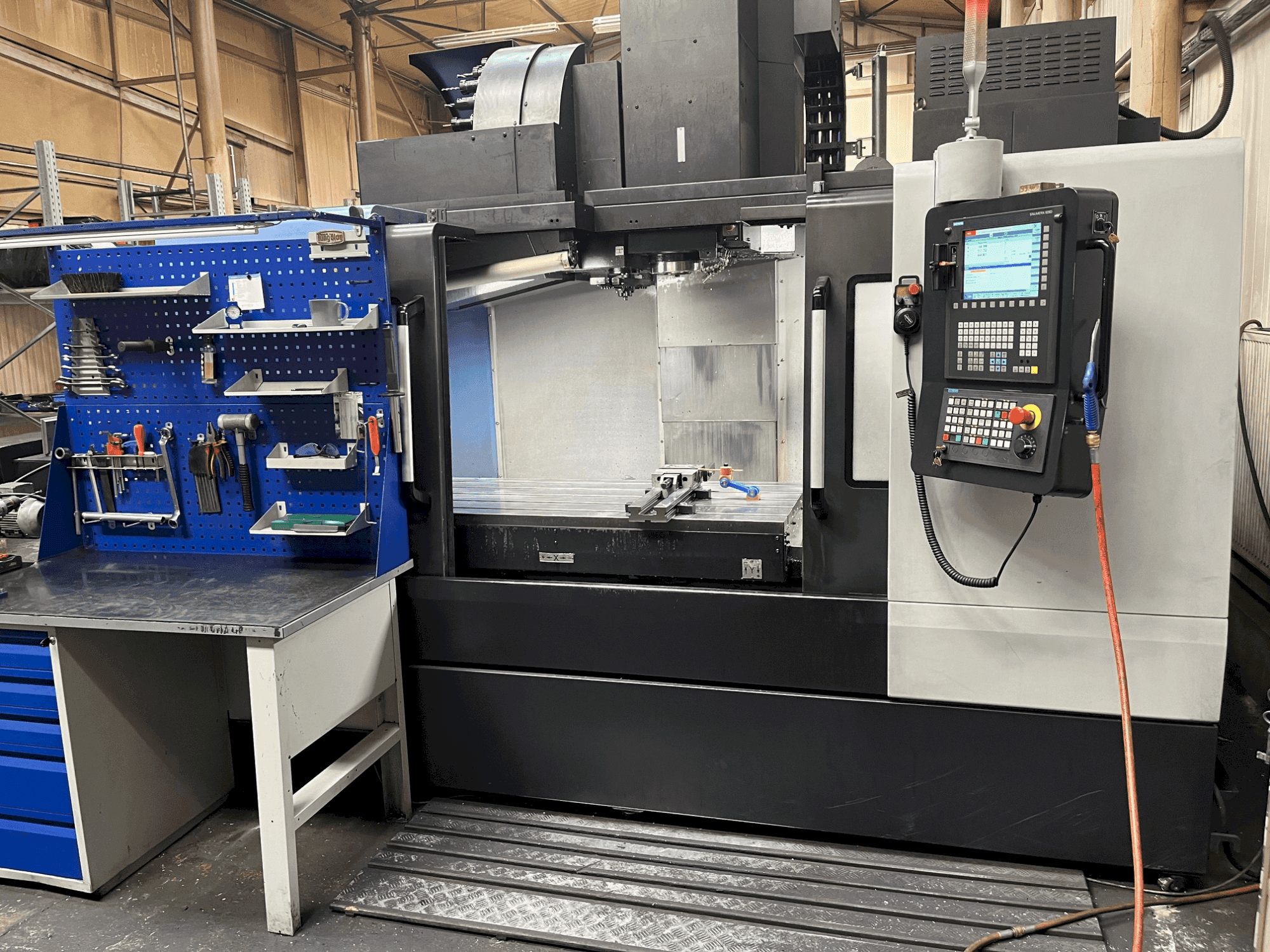 Vooraanzicht van DOOSAN DNM 6700 machine