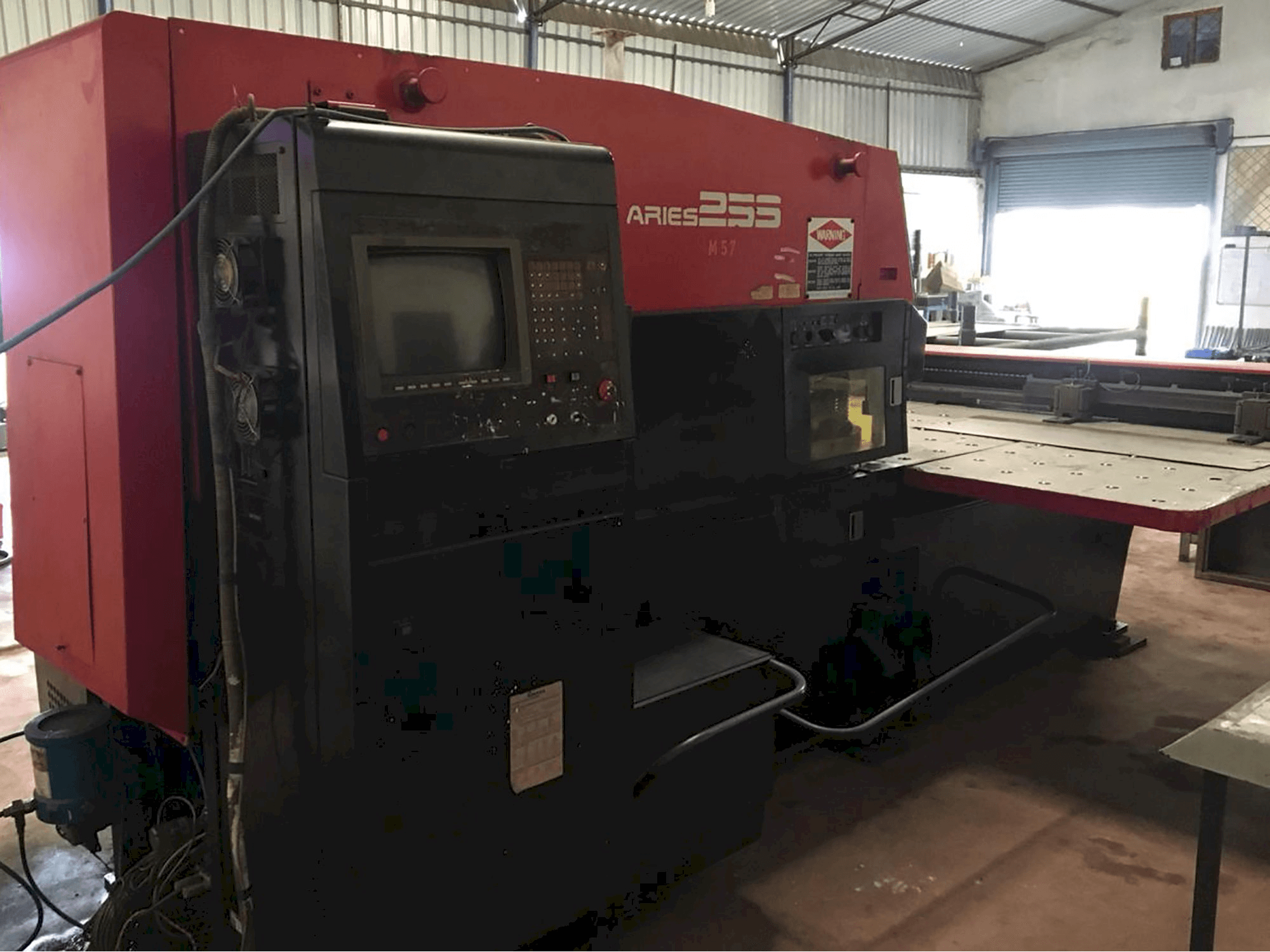 Links zicht van AMADA ARIES 255 machine