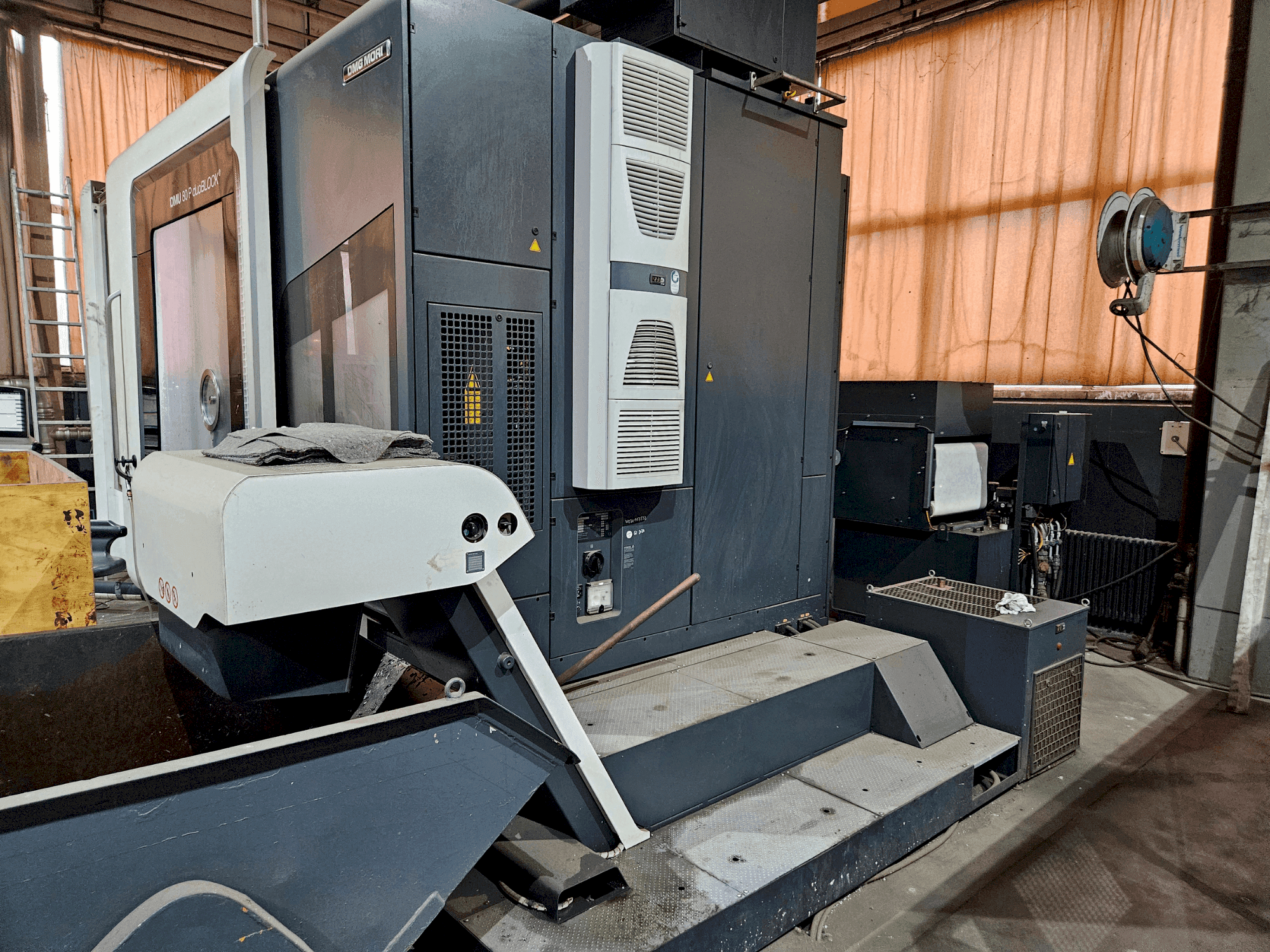 Vooraanzicht van DMG MORI DMU 80 P duoBLOCK machine