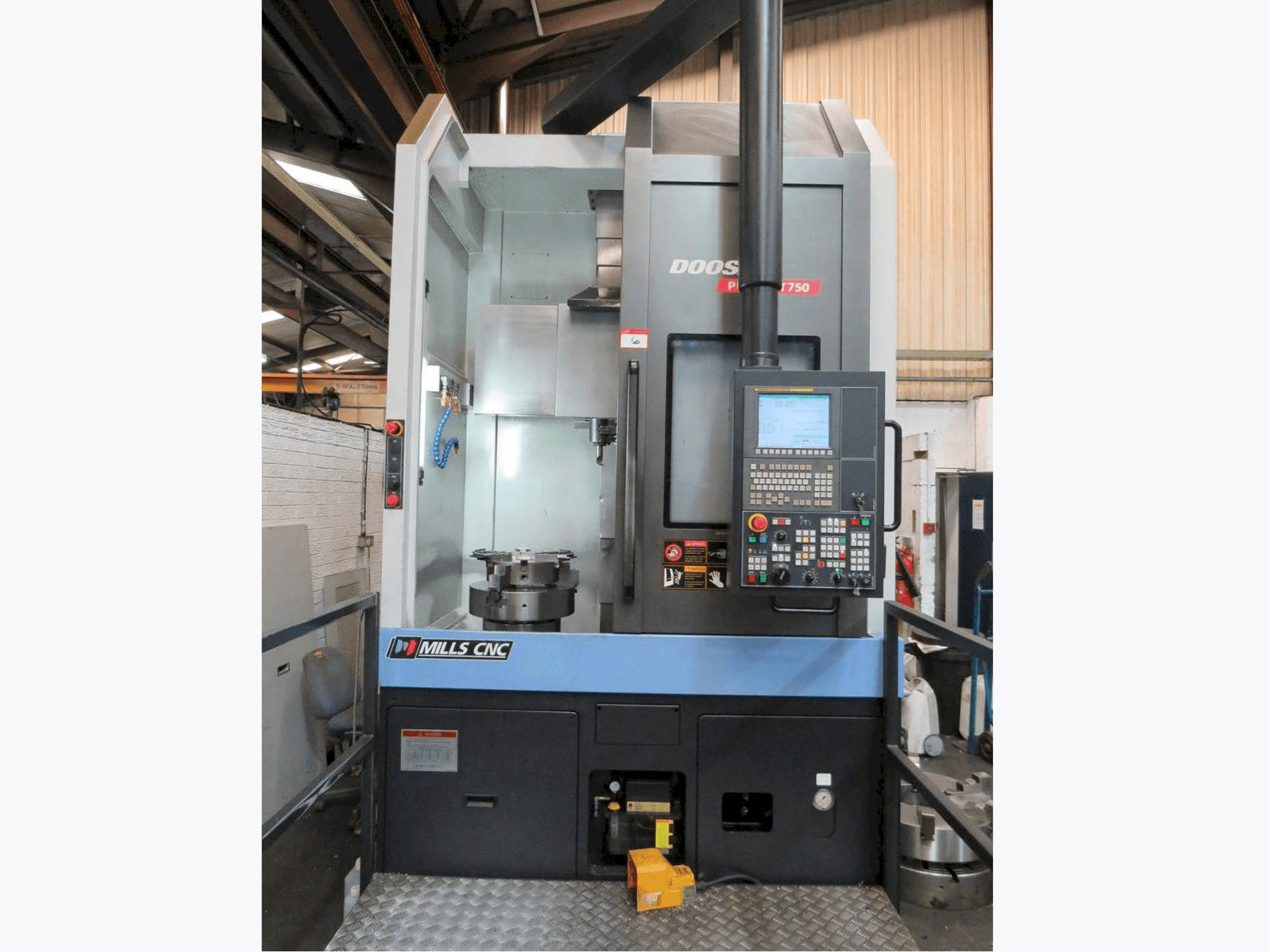 Vooraanzicht van Doosan Puma VT-750 machine