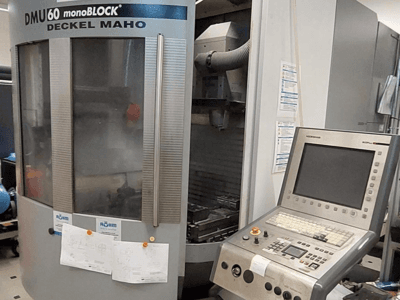 DMU 60 monoBLOCK van Deckel Maho, vooraanzicht van een CNC freesmachine met daaraan bevestigd een bedieningspaneel en technische tekeningen.