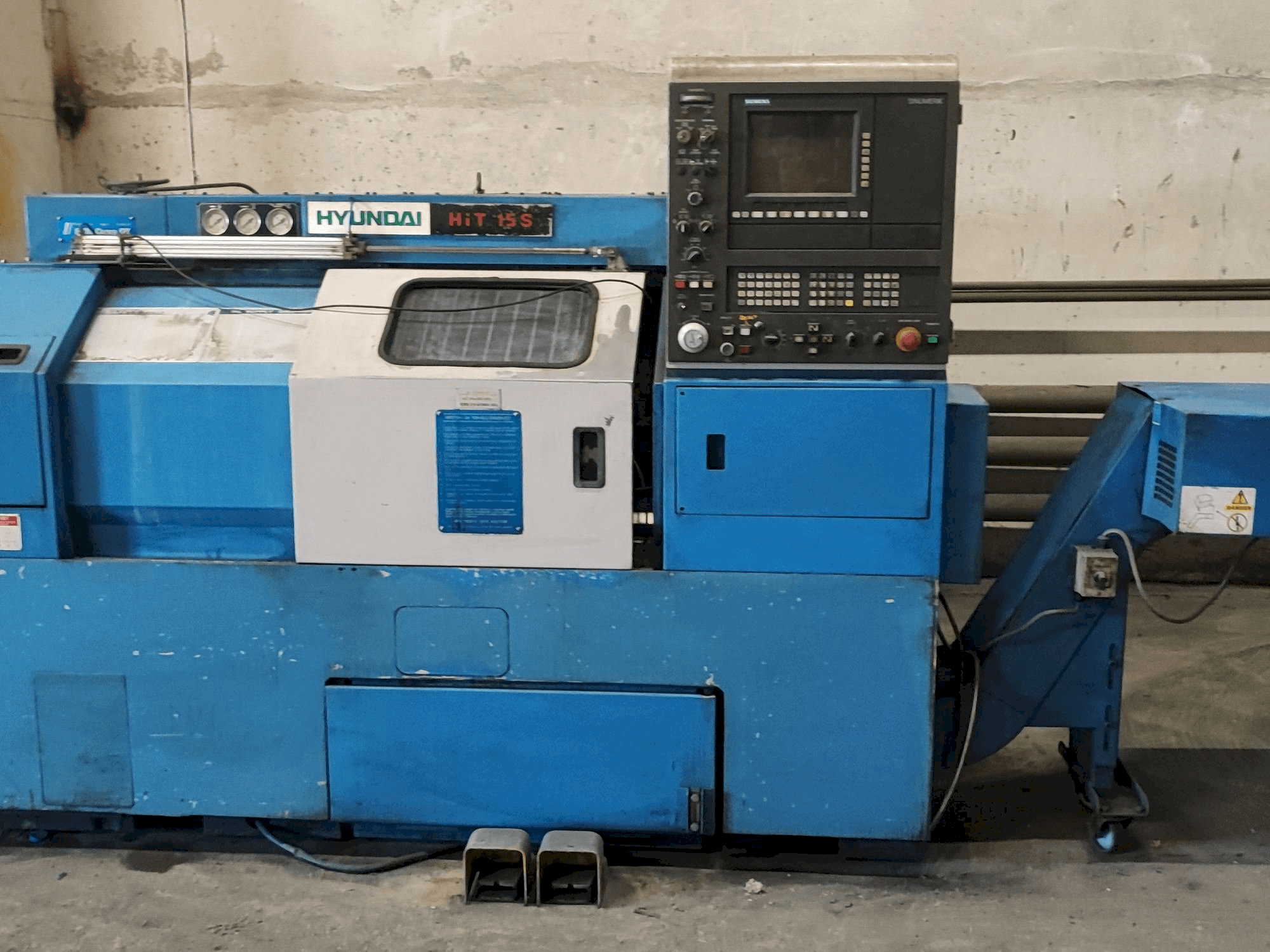 Vooraanzicht van Hyundai HIT15s machine