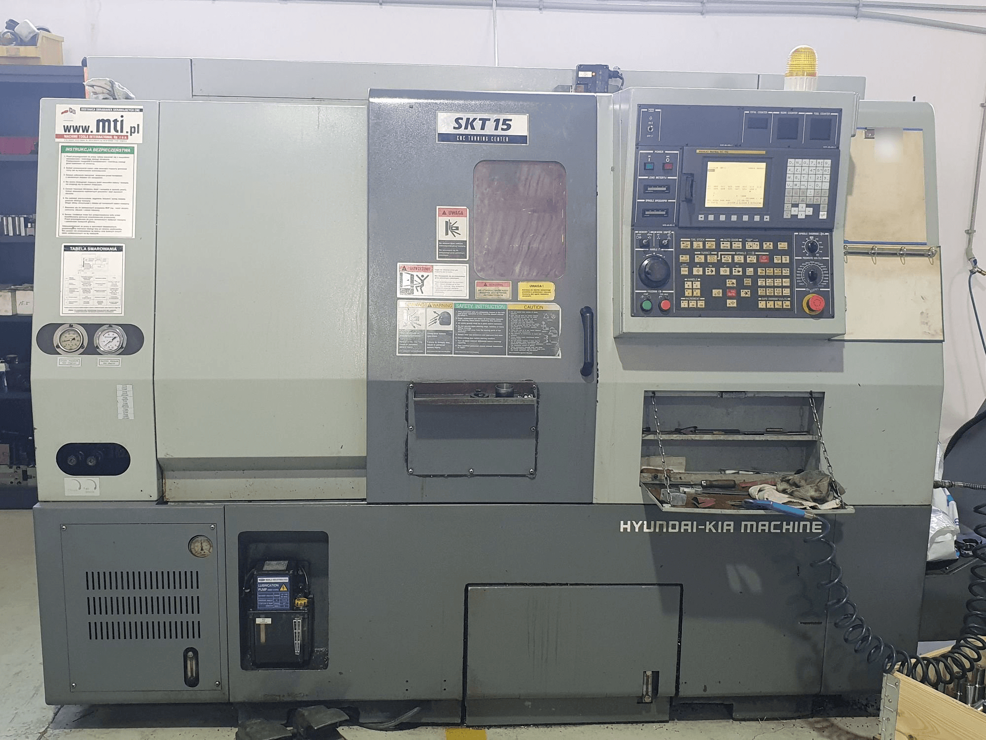 Vooraanzicht van Hyundai Kia SKT15 machine