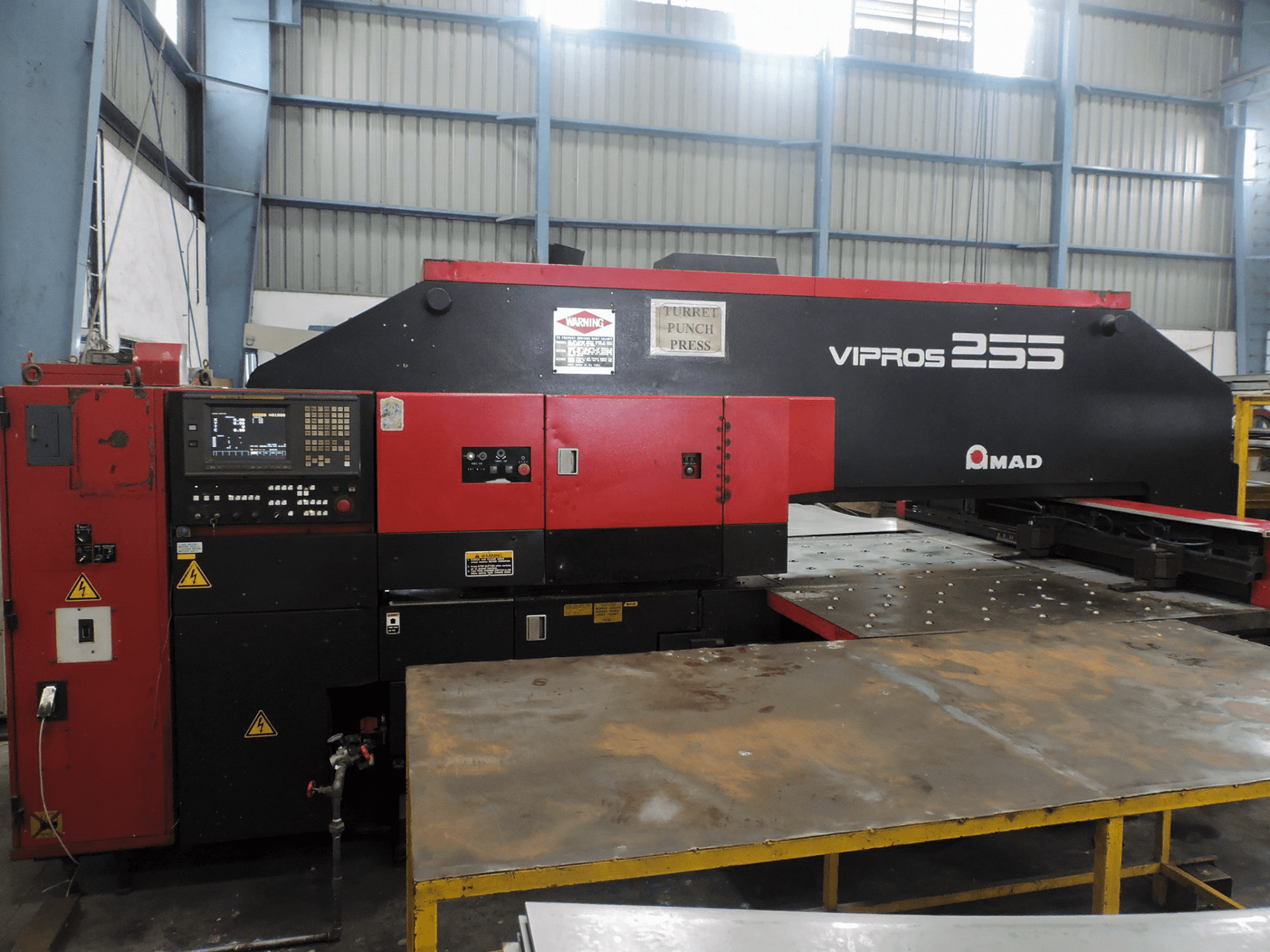 Vooraanzicht van AMADA Vipros 255 machine