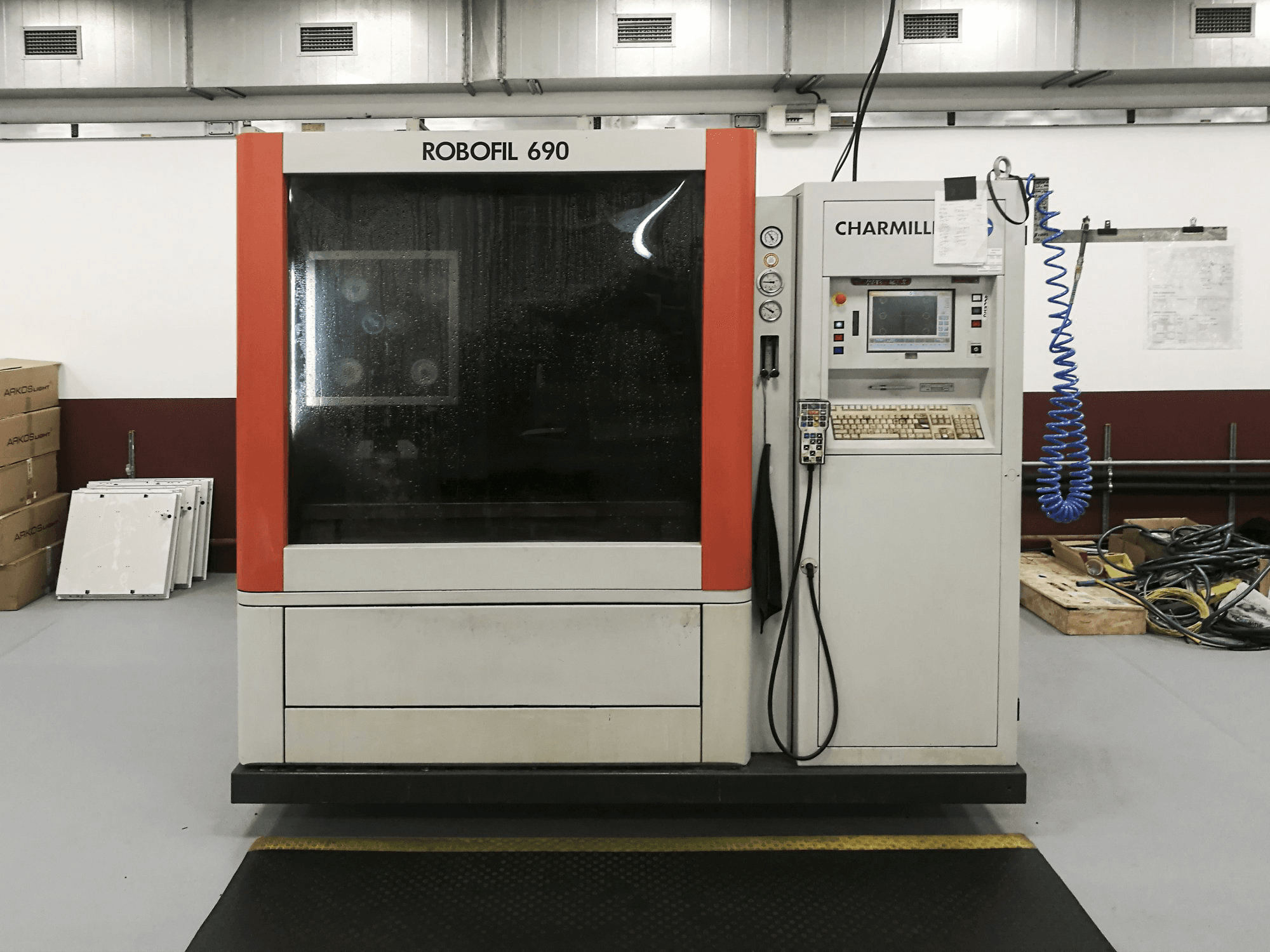 Vooraanzicht van CHARMILLES ROBOFIL 690 machine