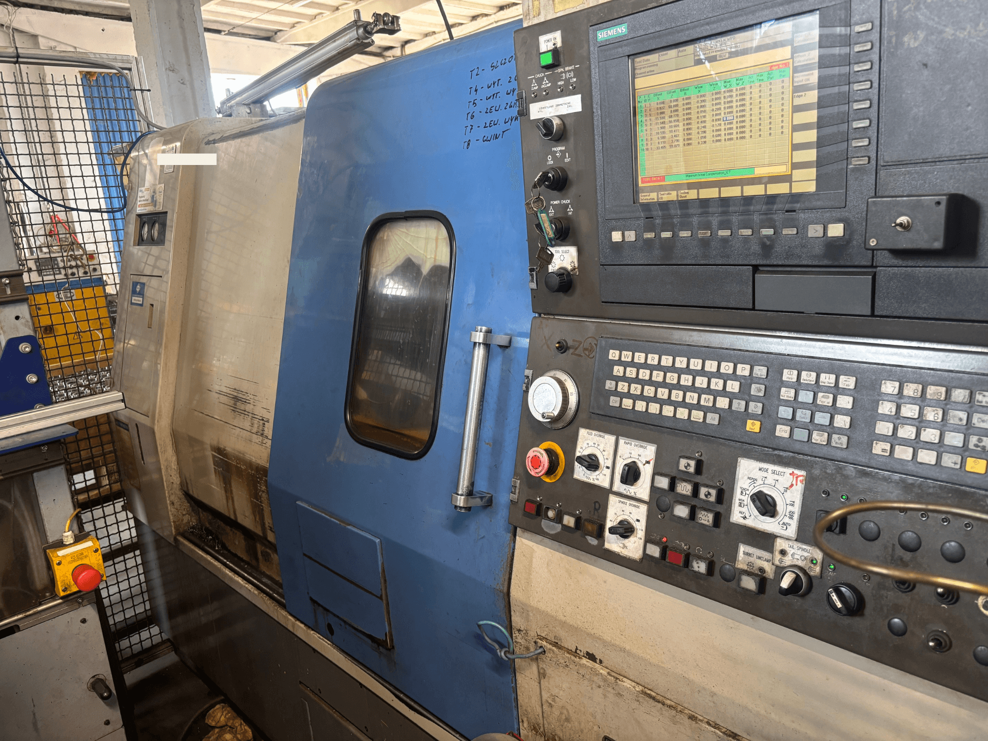 Hyundai HIT-200C horizontale draaibank, vooraanzicht, met een Siemens-bedieningspaneel en bedieningsknoppen.