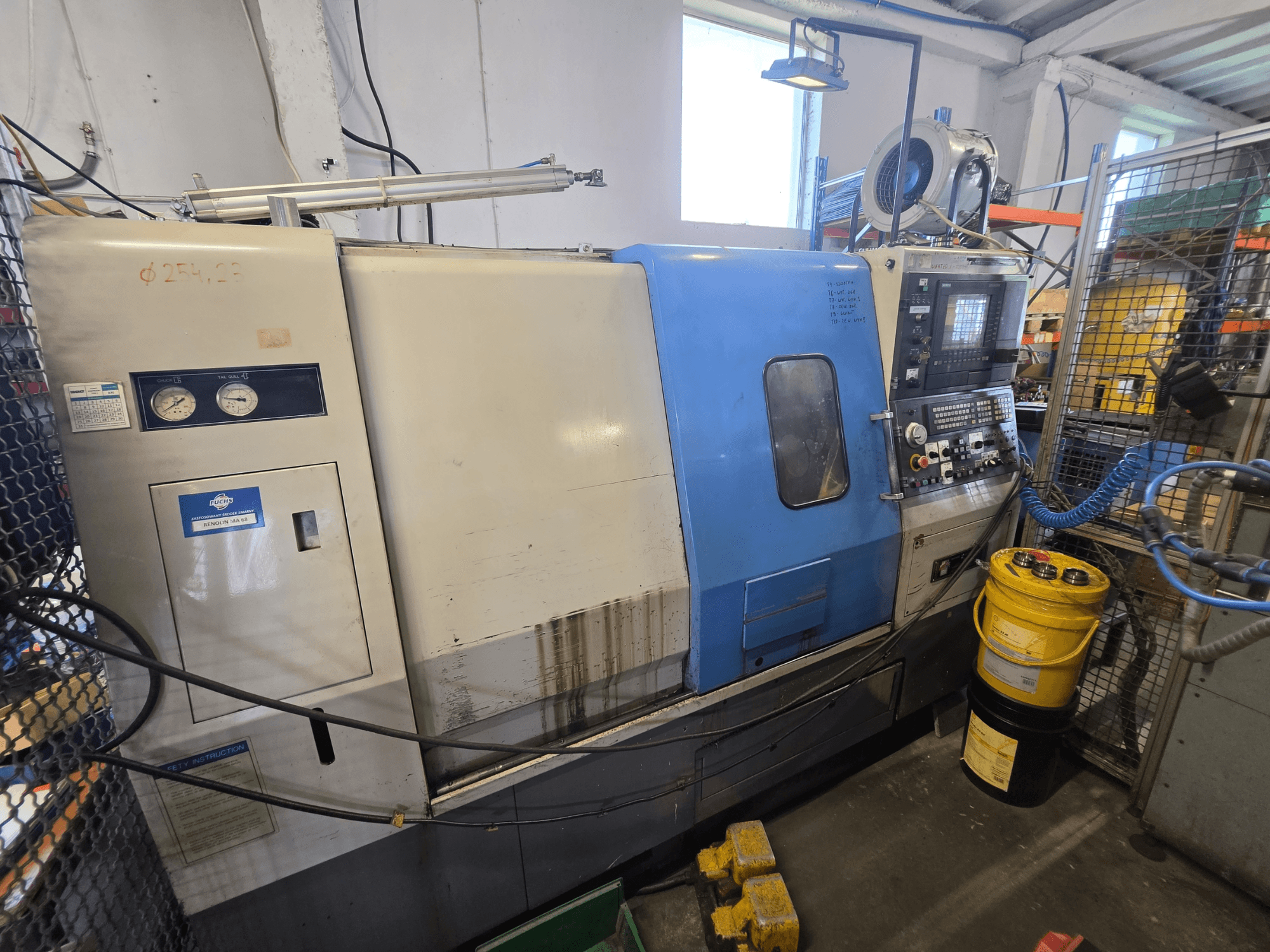 Hyundai HIT-200C horizontale draaibank, vooraanzicht, met zichtbaar bedieningspaneel, meetinstrumenten en veiligheidsinstructies.