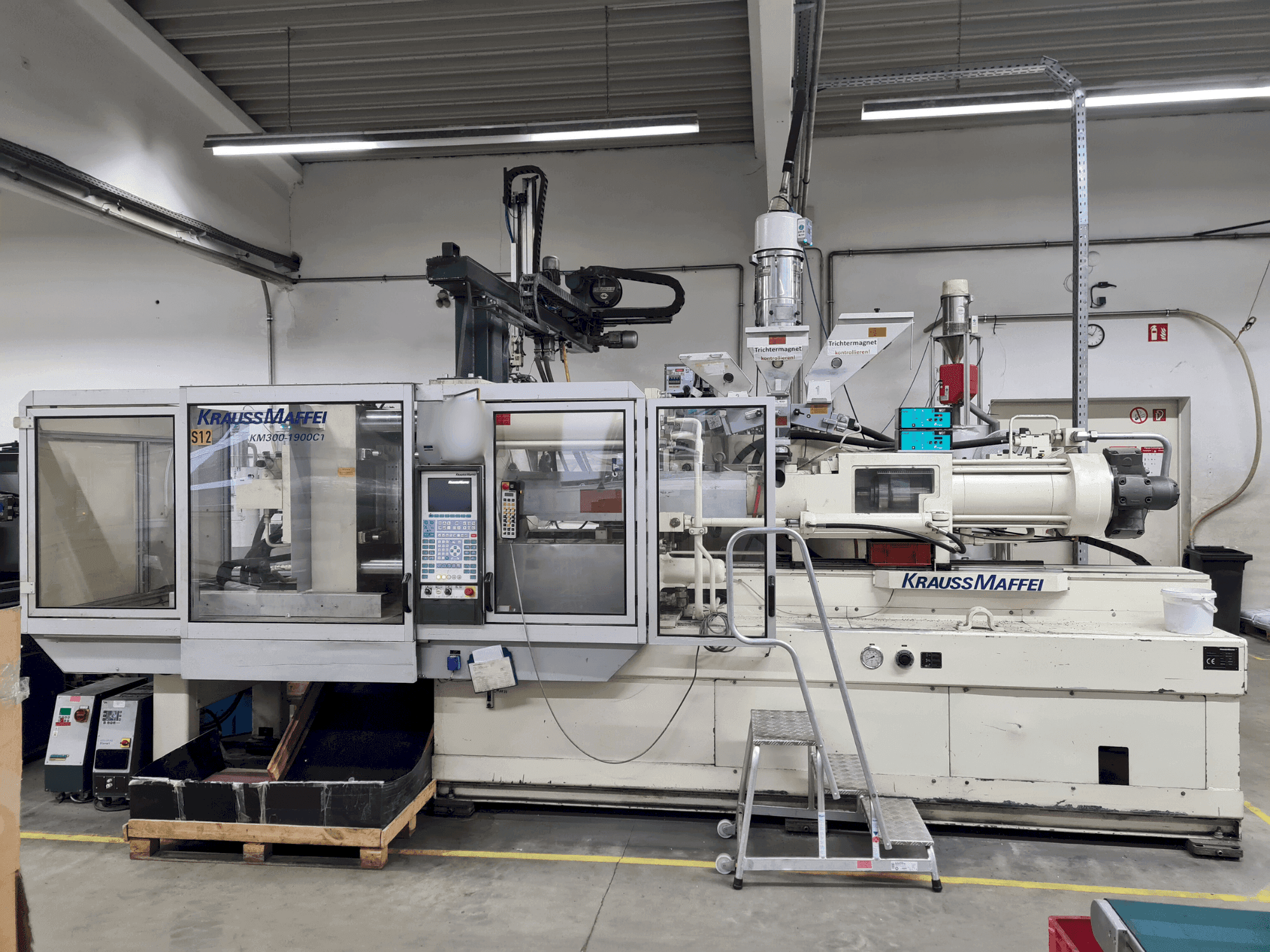 Vooraanzicht van Krauss Maffei 300-1900 C1 machine