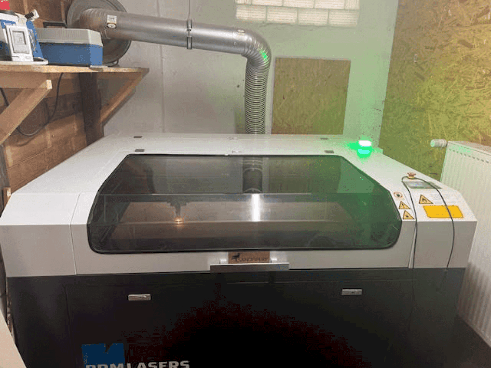 Vooraanzicht van BRM Lasers 90130 - 100 Watt CO2 machine