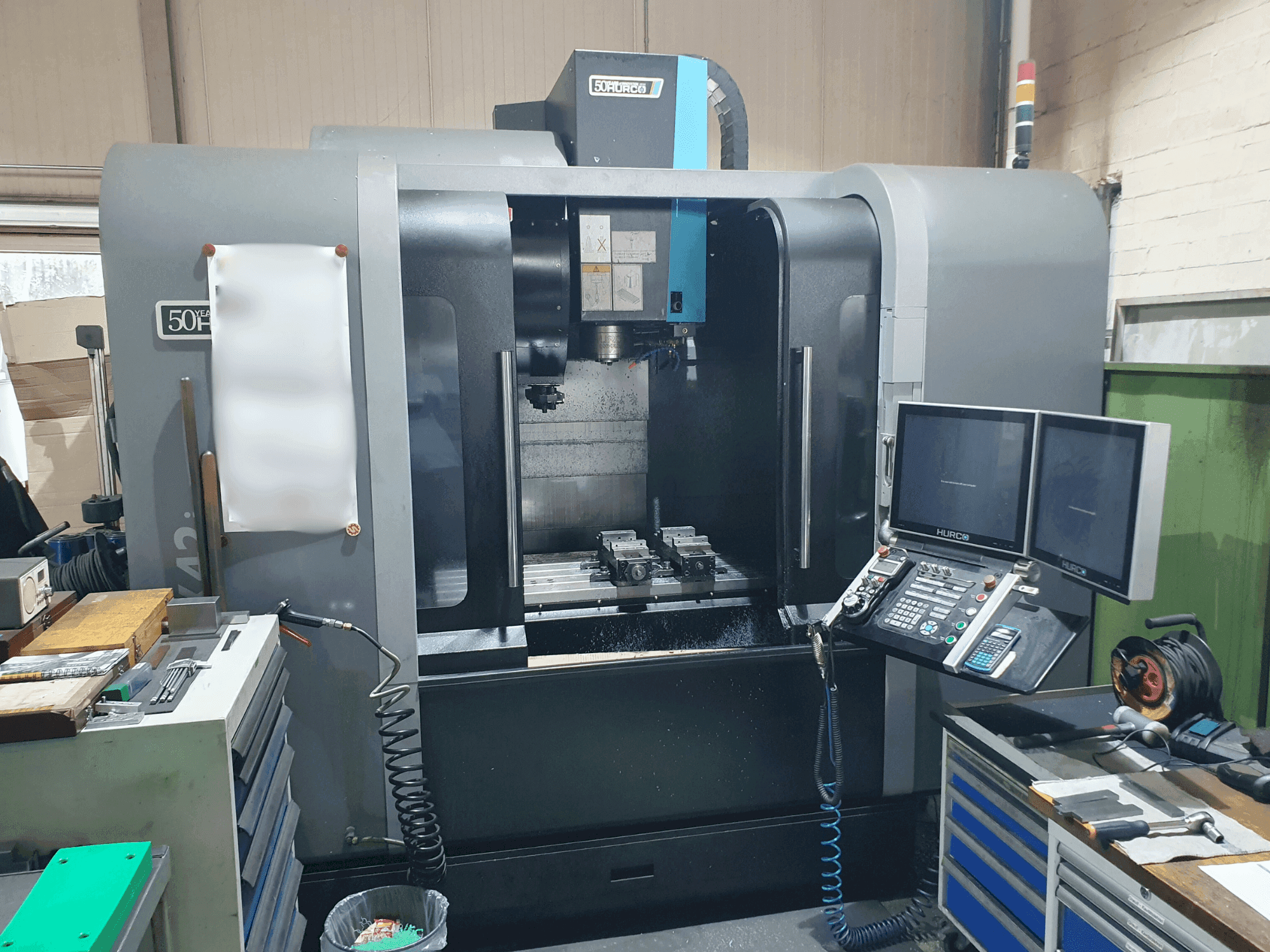 Vooraanzicht van Hurco VMX42i machine