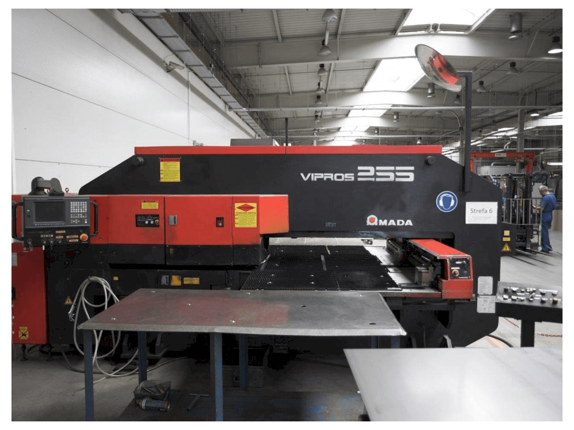 Vooraanzicht van AMADA Vipros 255 machine