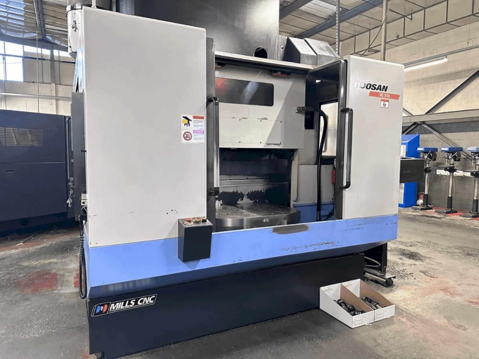 Vooraanzicht van DOOSAN VC 510 machine